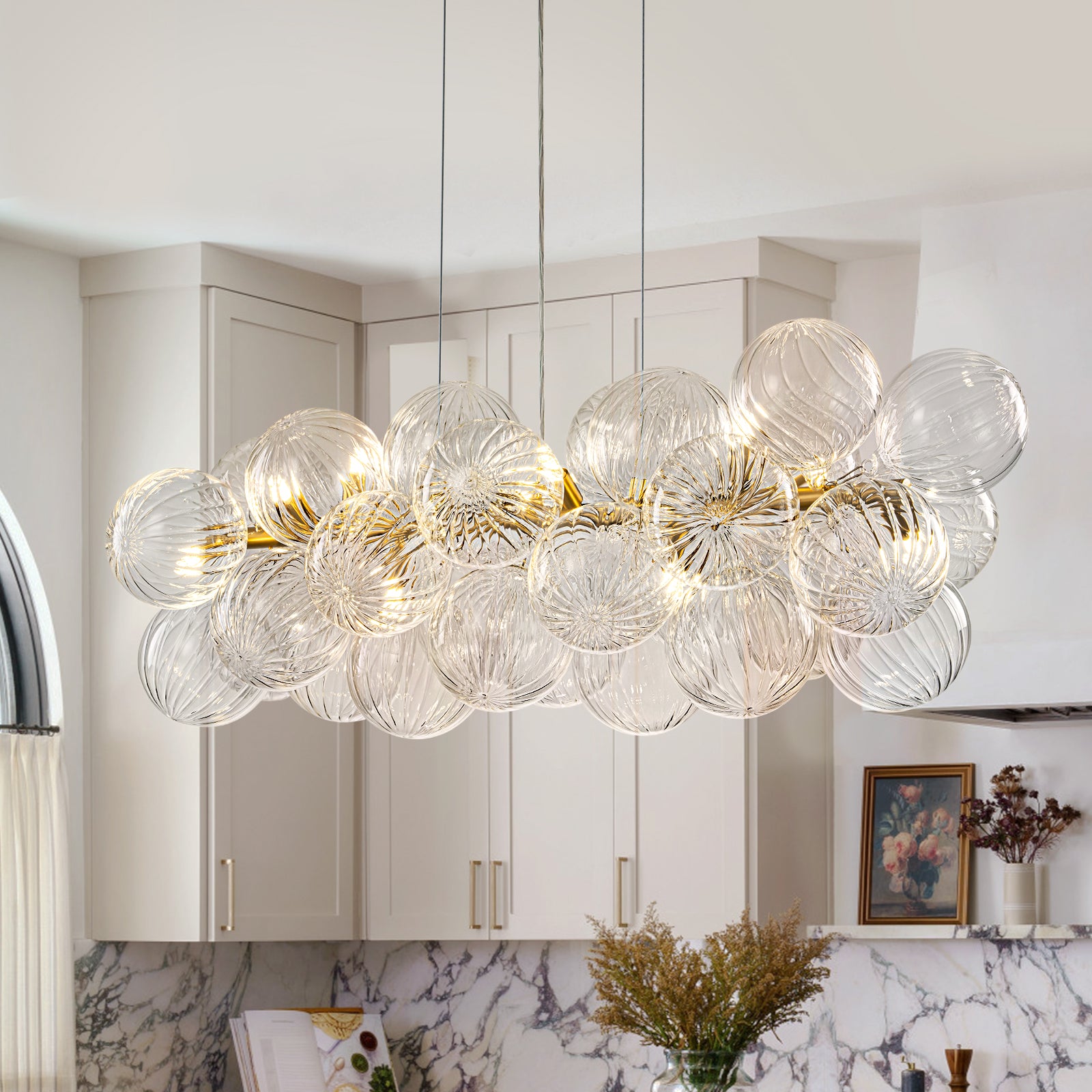 Glowlings 10-flammiger moderner 42" breiter großer linearer Messing-Kugel-Kronleuchter mit geripptem Wirbelglas