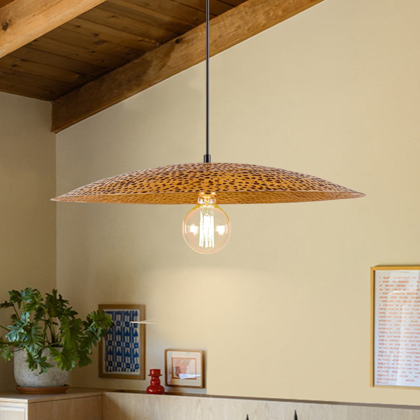 Glowlings 1-flammige, 61 cm breite, große, strukturierte Pendelleuchte im Retro-Stil mit goldener Kuppel