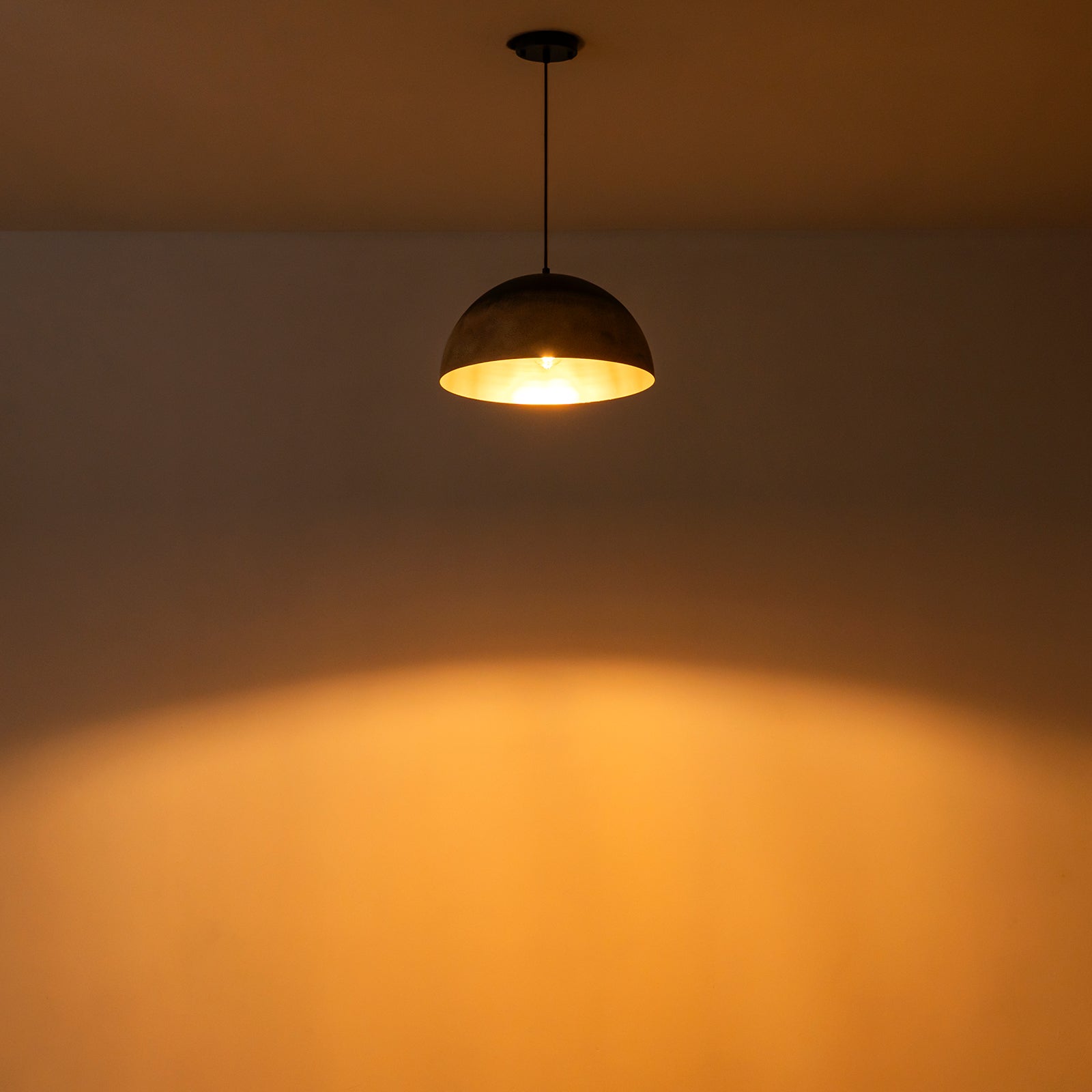 Glowlings 1-flammige, moderne Pendelleuchte mit Kuppel, 40,6 cm breit, Sandy Mud, Inselleuchte