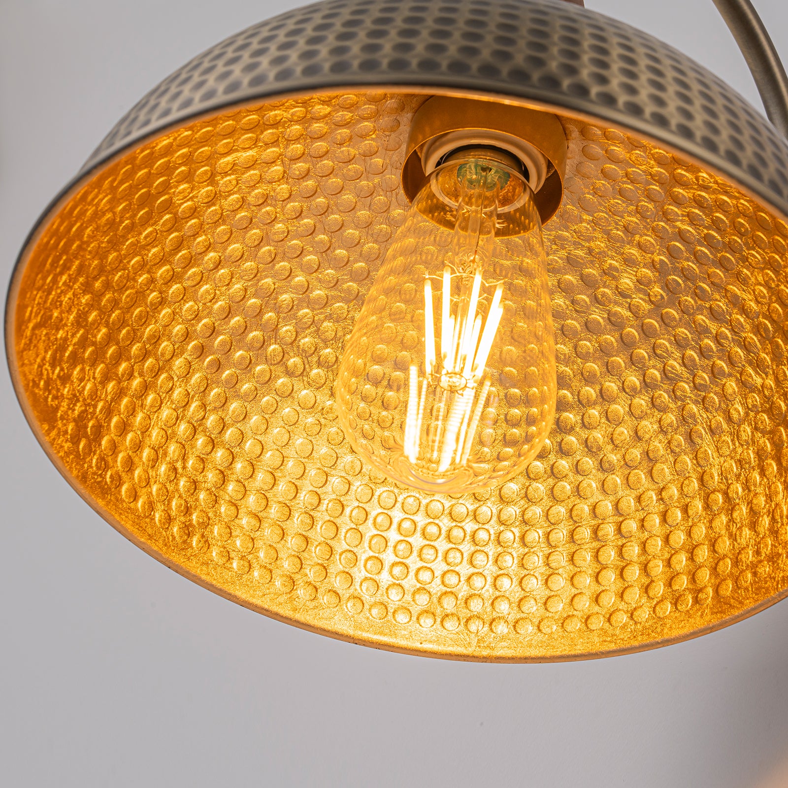 Glowlings 1-flammige Wandleuchte im Bauernhausstil, antike Bronze, gehämmert, Kuppel, für drinnen und draußen