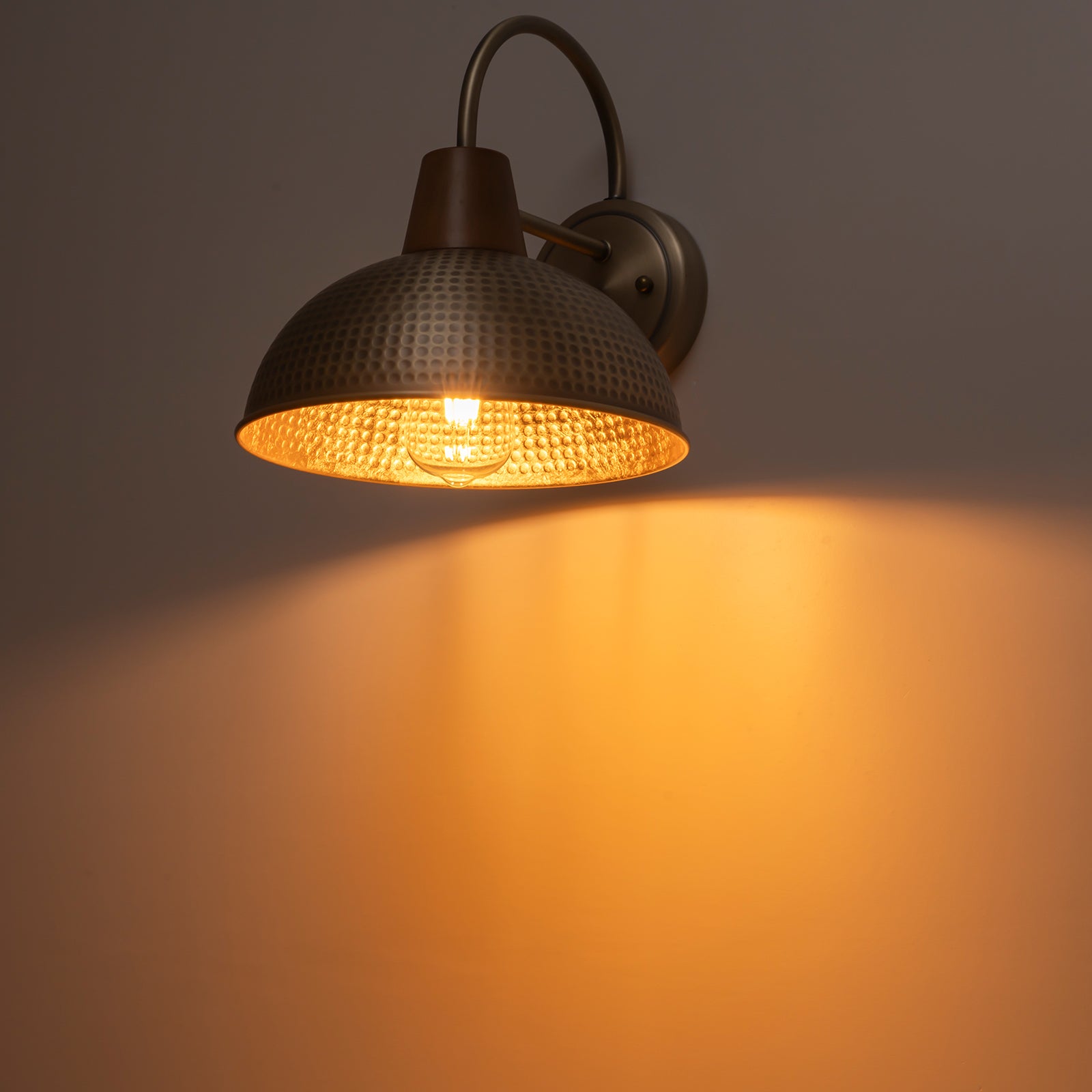 Glowlings 1-flammige Wandleuchte im Bauernhausstil, antike Bronze, gehämmert, Kuppel, für drinnen und draußen