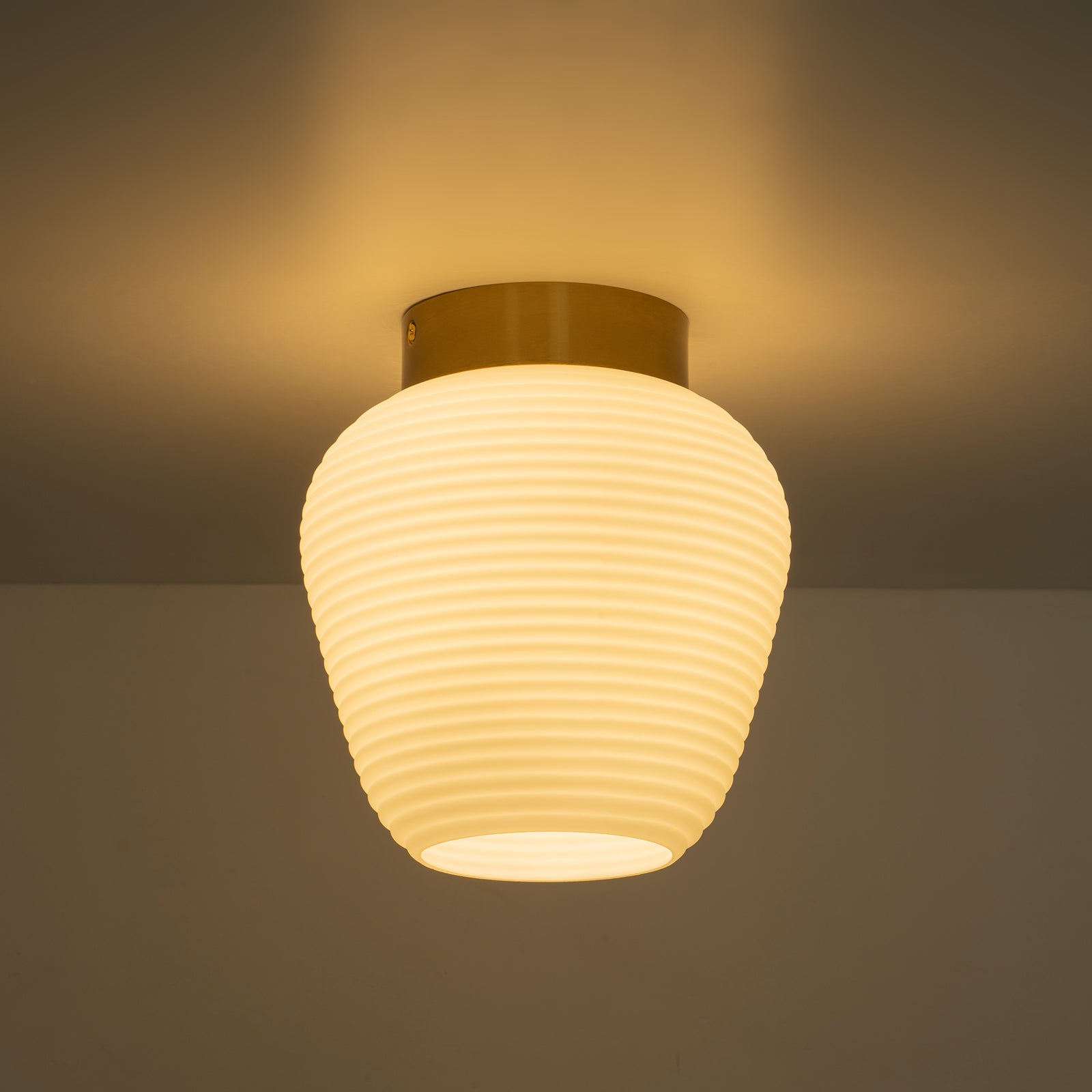 Glowlings 1-flammige, moderne Deckenleuchte aus mattiertem Opalglas, kleine Unterputzmontage