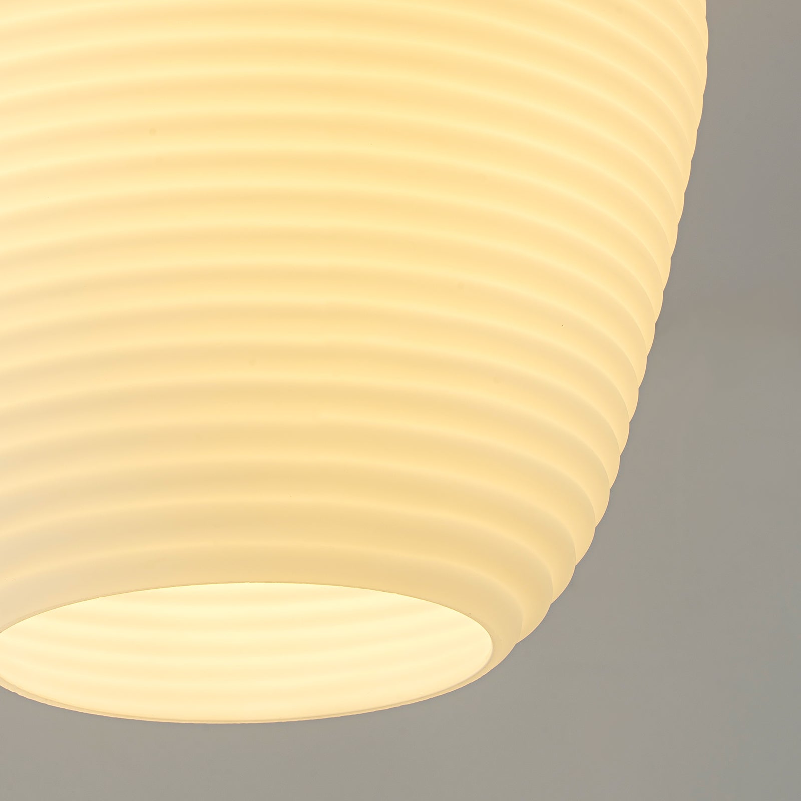 Glowlings 1-flammige, moderne Deckenleuchte aus mattiertem Opalglas, kleine Unterputzmontage