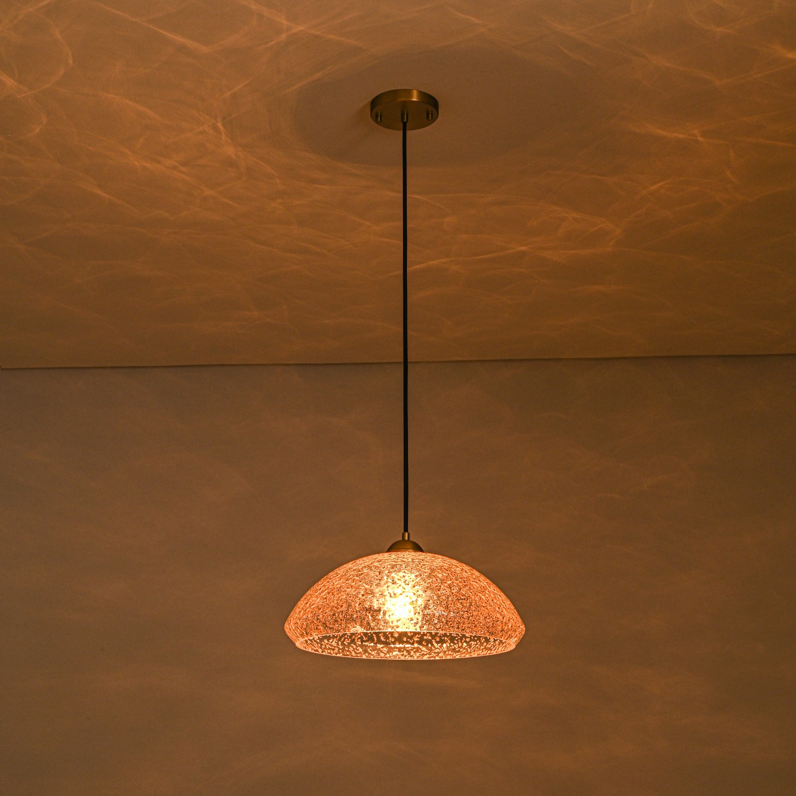 Glowlings 1-flammige, moderne 38,1 cm breite Pendelleuchte aus goldenem Glas für die Küche, Inselleuchte