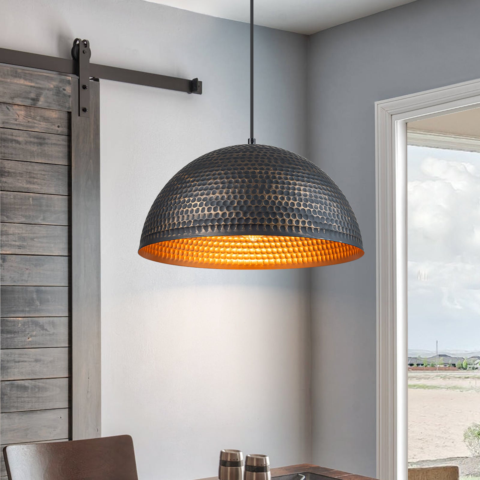 Glowlings 1-flammige industrielle 16" breite schwarz-goldene gehämmerte Textur-Kuppel-Pendelleuchte