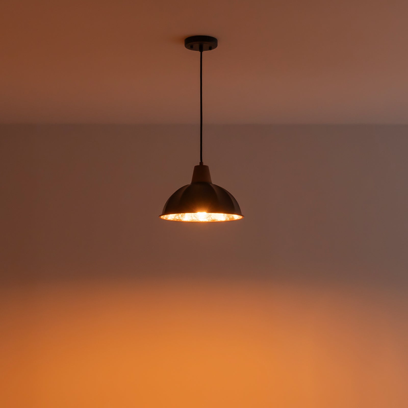 Glowlings 1-flammige industrielle schwarze kleine Kuppel-Pendelleuchte, Inselleuchte