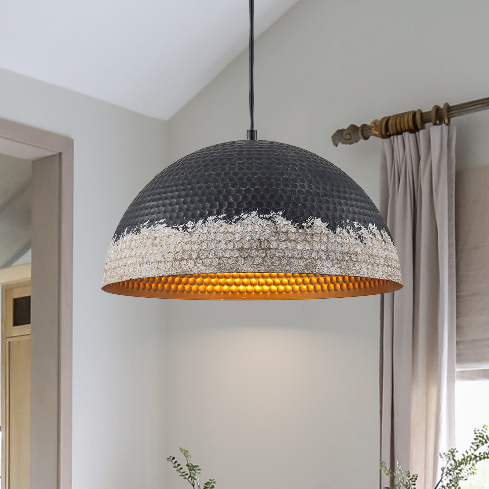 Glowlings 1-flammige industrielle Pendelleuchte, 40,6 cm breit, gehämmert, schwarz, Kuppelform, Inselleuchte