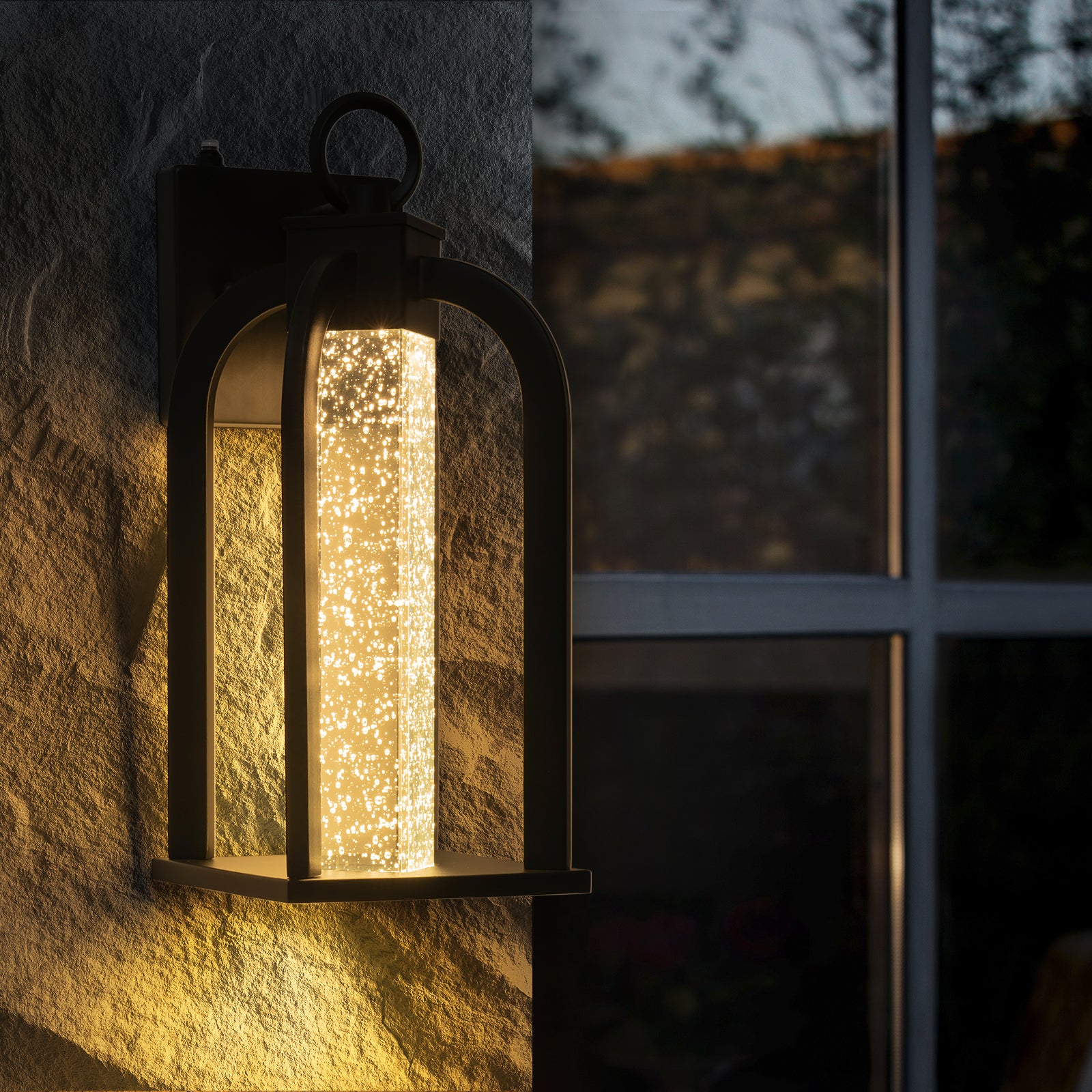 Glowlings 1-flammige, moderne, 35,6 cm hohe, schwarze Käfig-Zylinderleuchte mit Kristallglas und integrierter LED-Außenwandleuchte