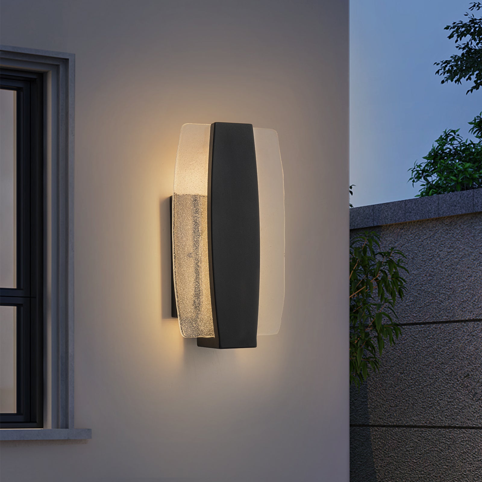 Glowlings 1-flammige, moderne, 38,1 cm hohe, handgefertigte, schwarze LED-Außenwandleuchte aus Saatglas