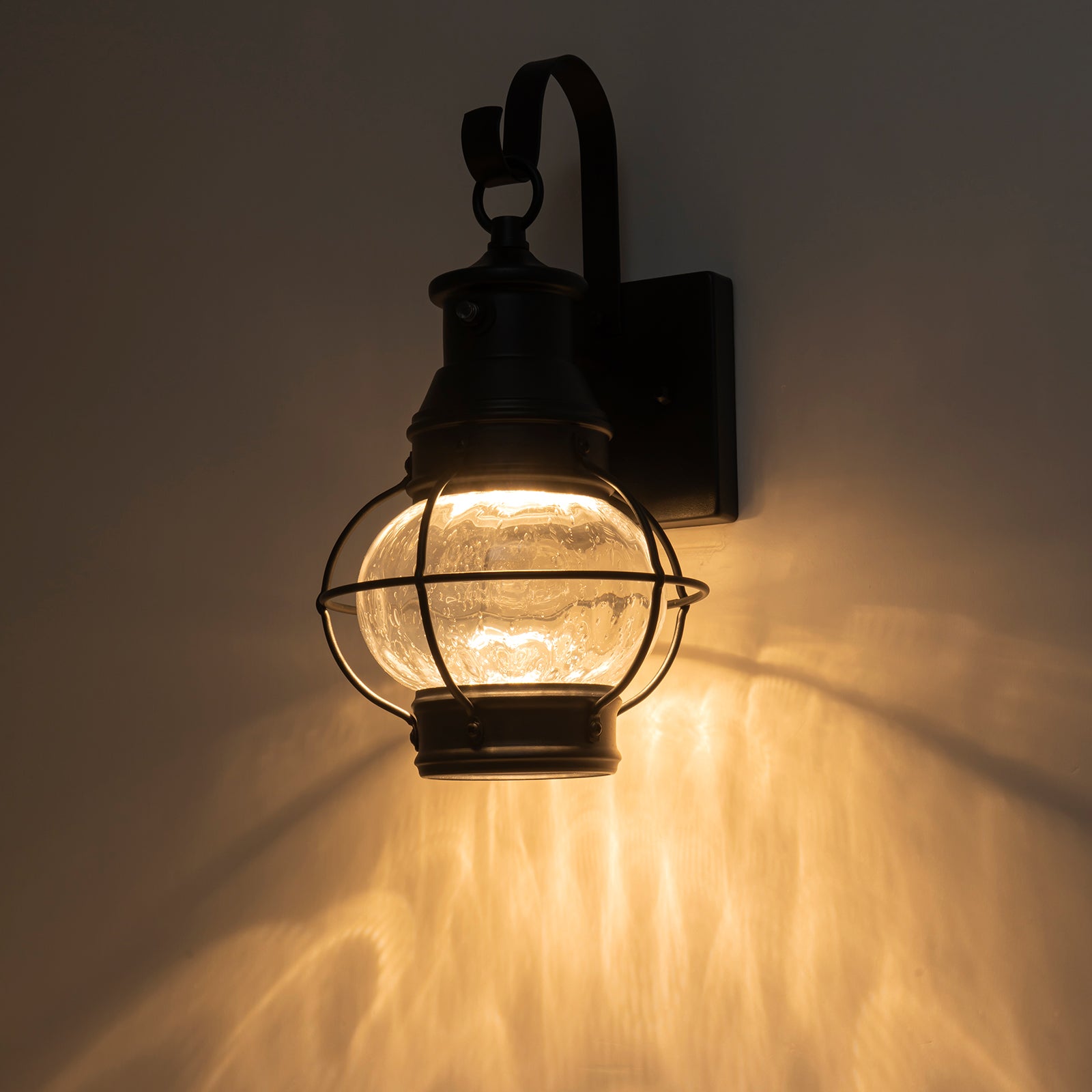 Glowlings 1-flammige, moderne 14" hohe LED-Außenwandleuchte mit gesätem Glas von der Dämmerung bis zum Morgengrauen