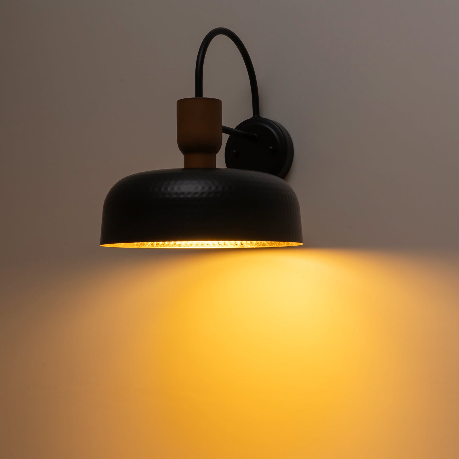 Glowlings 1-flammige, moderne, 30,5 cm breite, gehämmerte schwarze Kuppel-Wandleuchte für den Innen- und Außenbereich