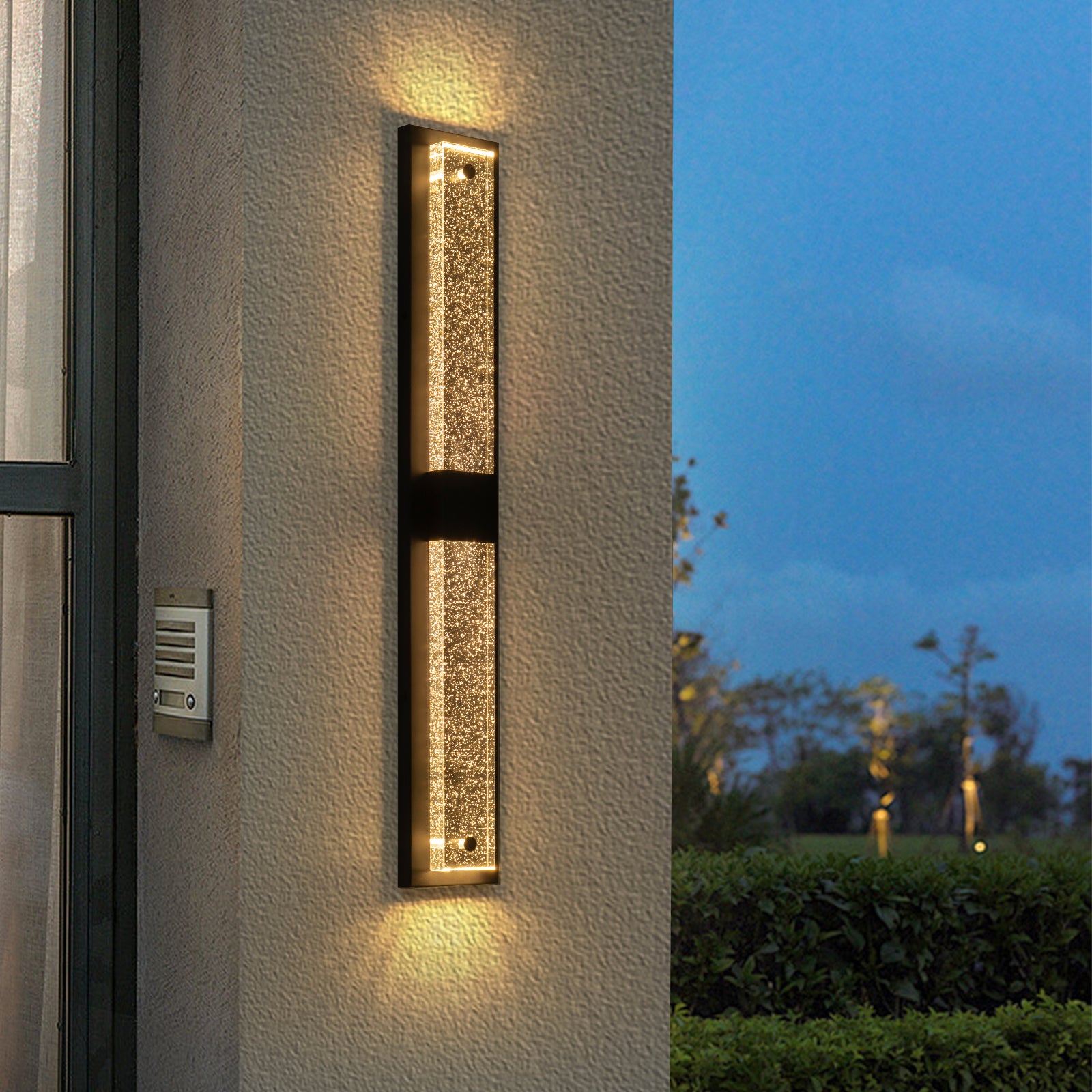 Glowlings 1-flammige, 81,3 cm hohe, rechteckige LED-Wandleuchte mit schwarzem Kristallglas für drinnen und draußen