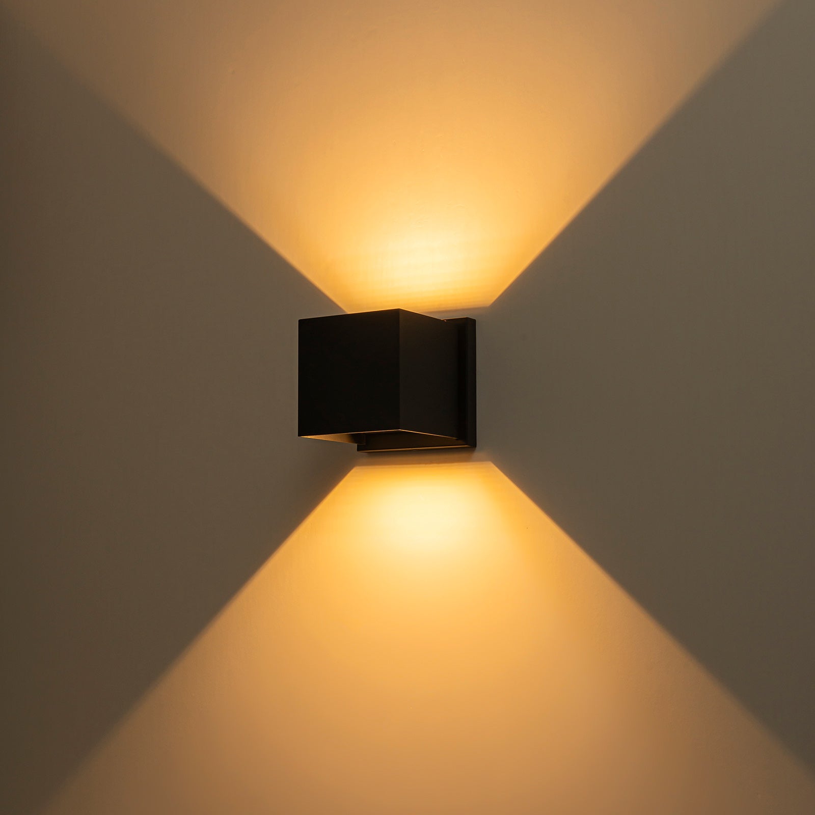 Glowlings 1-flammige kleine quadratische drehbare Wandleuchte für den Außenbereich in Mattschwarz