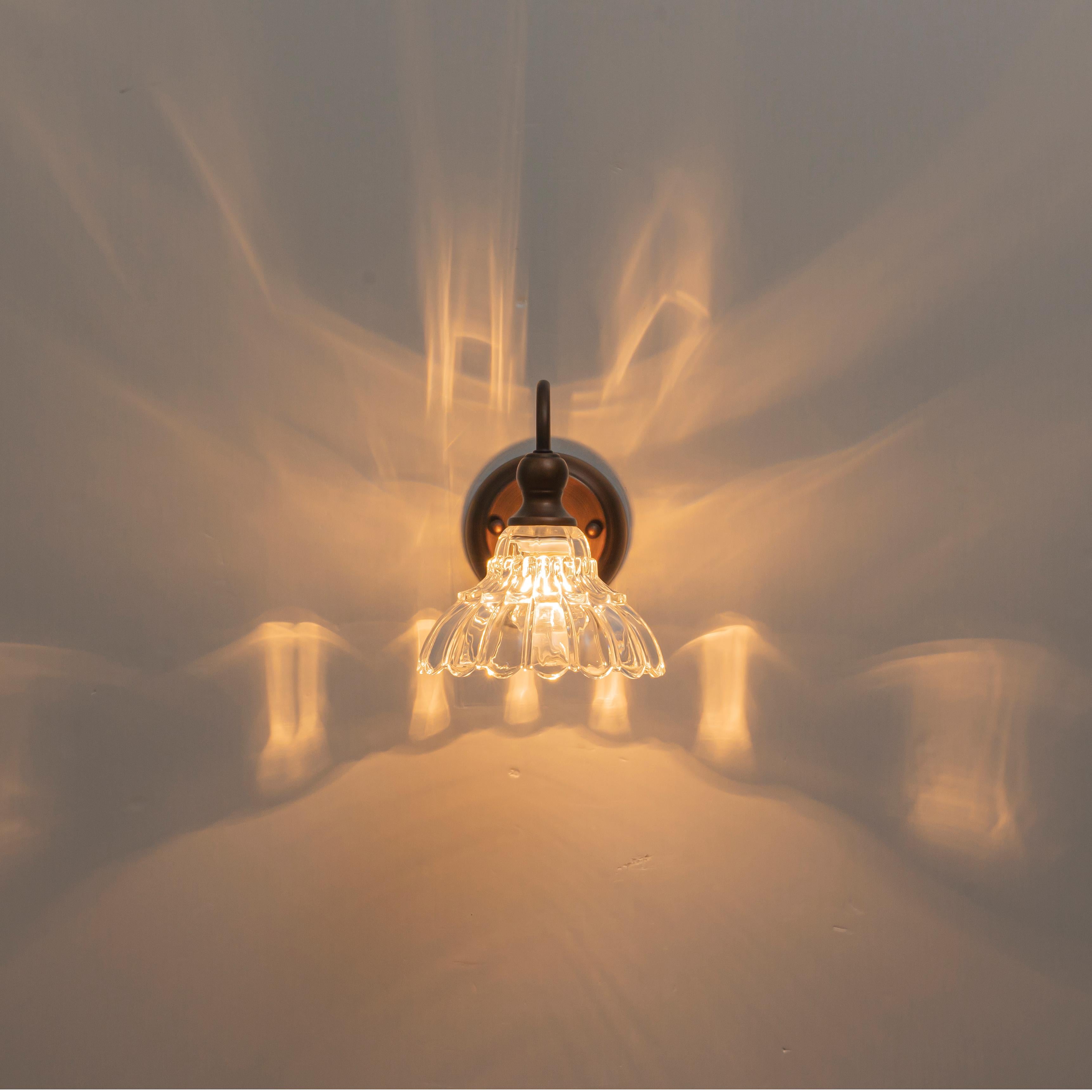 Glowlings 3/4-flammige Badezimmer-Waschtischleuchte im Vintage-Stil, Antik-Bronze, Glas, blumenförmig, über dem Spiegel