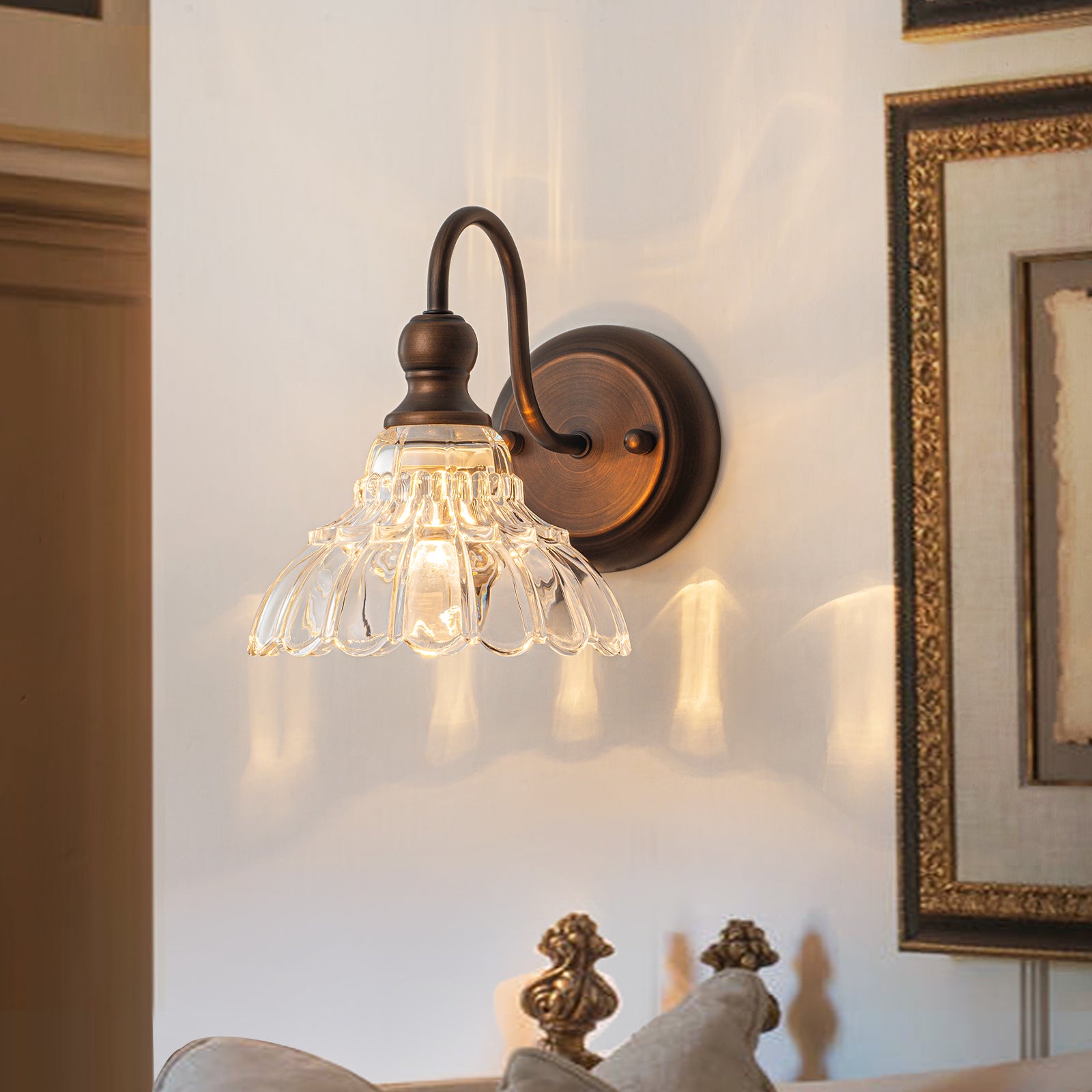 Glowlings 3/4-flammige Badezimmer-Waschtischleuchte im Vintage-Stil, Antik-Bronze, Glas, blumenförmig, über dem Spiegel