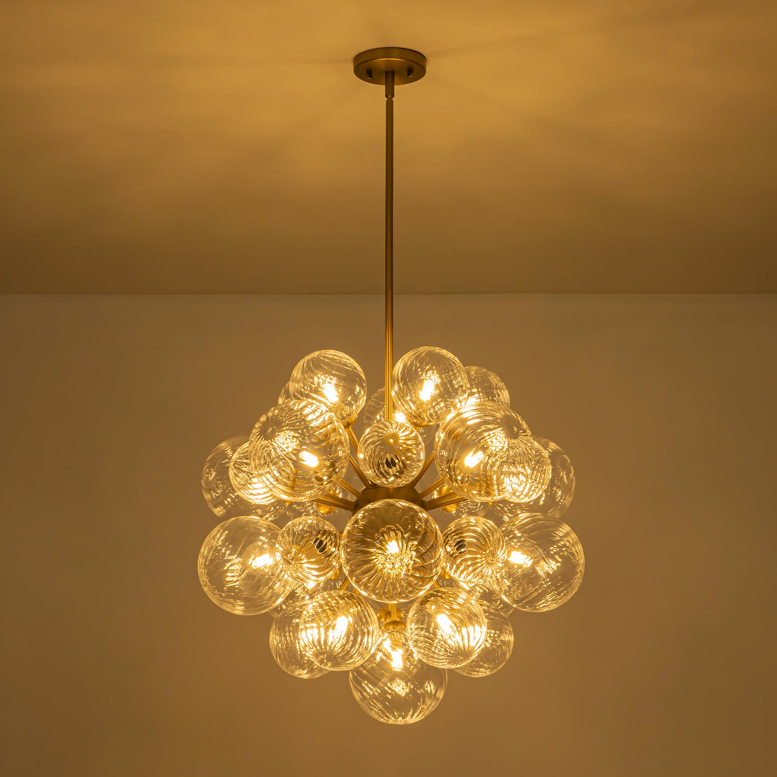 Glowlings Moderner 21-flammiger 24" breiter goldfarbener Sputnik-Kronleuchter mit gewirbeltem Kugelglas