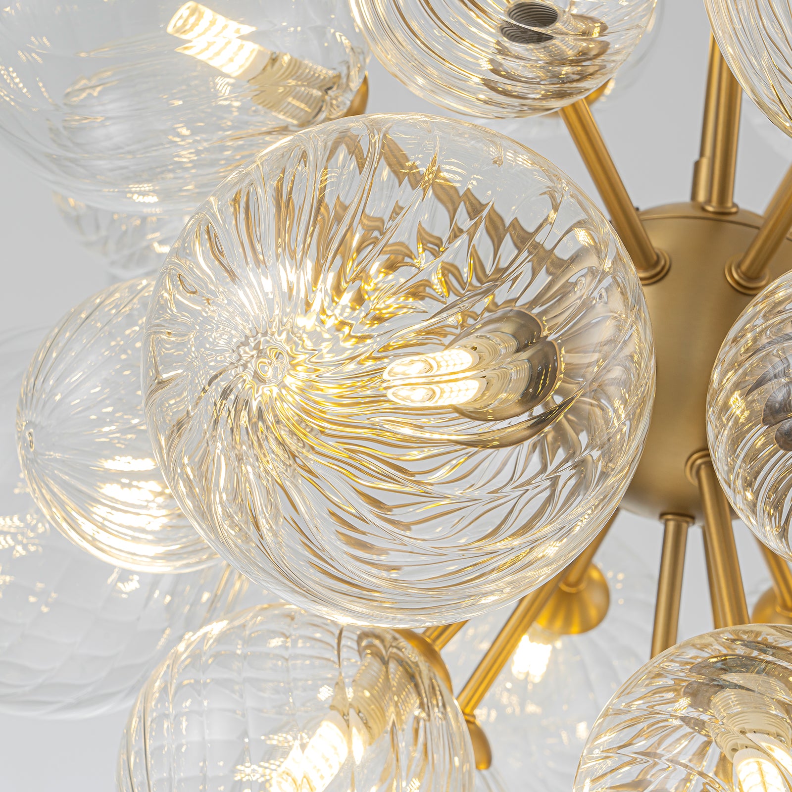 Glowlings Moderner 21-flammiger 24" breiter goldfarbener Sputnik-Kronleuchter mit gewirbeltem Kugelglas