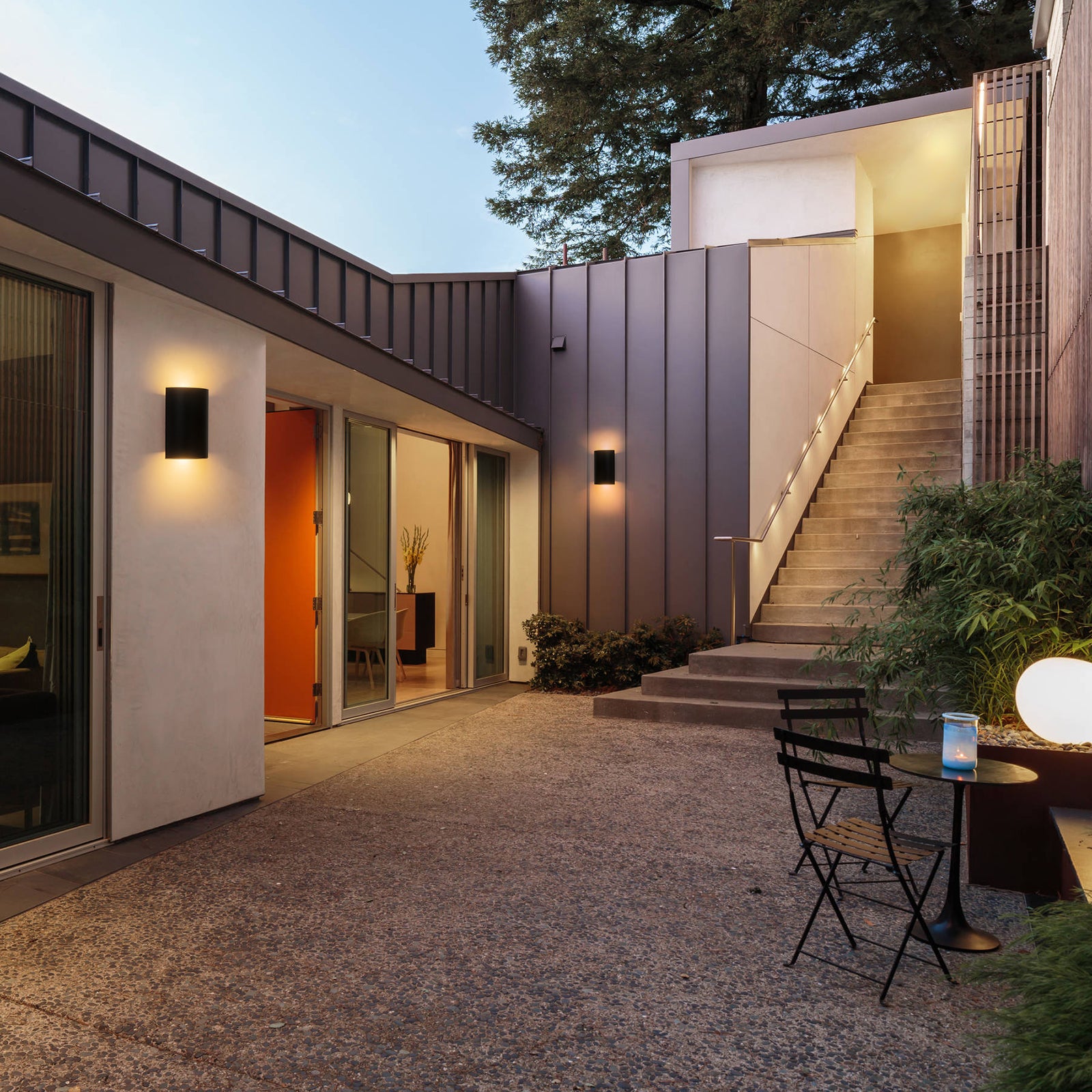 Glowlings 2-flammige, moderne, 22,9 cm hohe, schwarze, gebogene LED-Wandleuchte für den Außenbereich