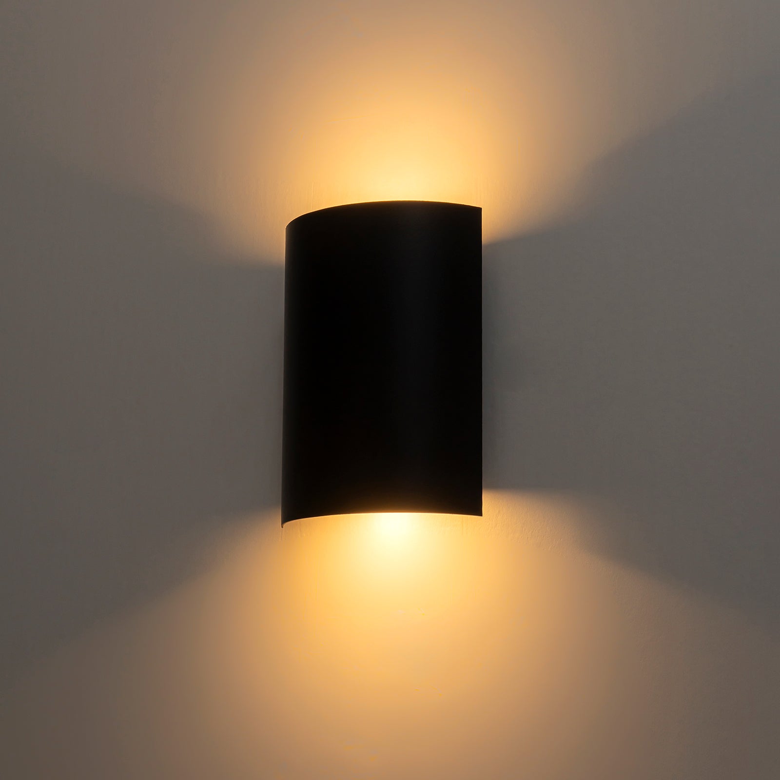 Glowlings 2-flammige, moderne, 22,9 cm hohe, schwarze, gebogene LED-Wandleuchte für den Außenbereich