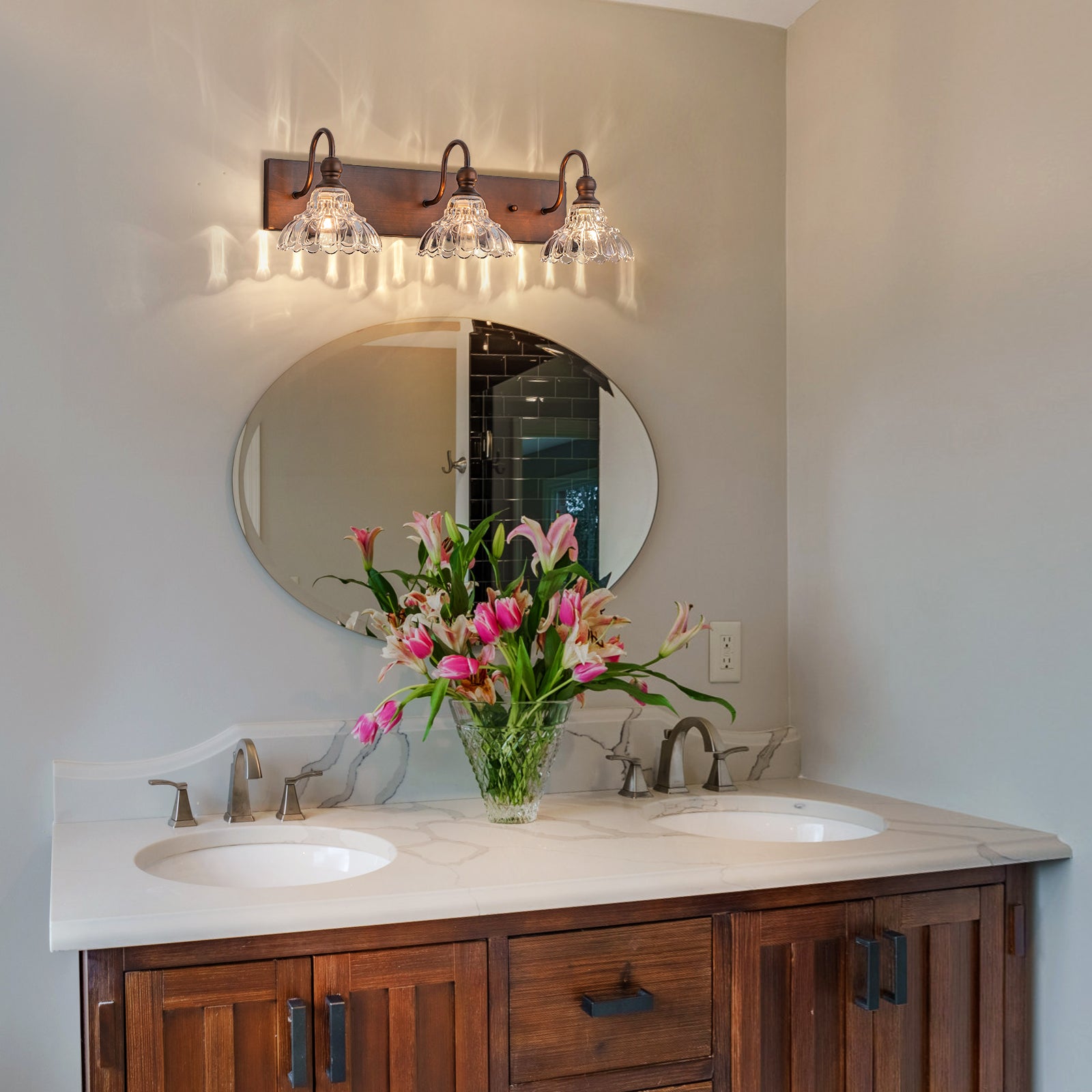 Glowlings 3/4-flammige Badezimmer-Waschtischleuchte im Vintage-Stil, Antik-Bronze, Glas, blumenförmig, über dem Spiegel