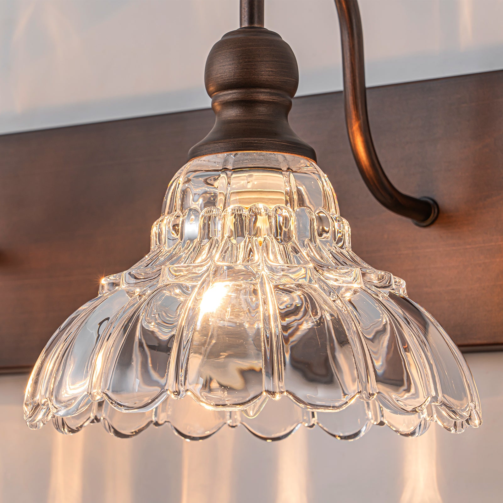 Glowlings 3/4-flammige Badezimmer-Waschtischleuchte im Vintage-Stil, Antik-Bronze, Glas, blumenförmig, über dem Spiegel