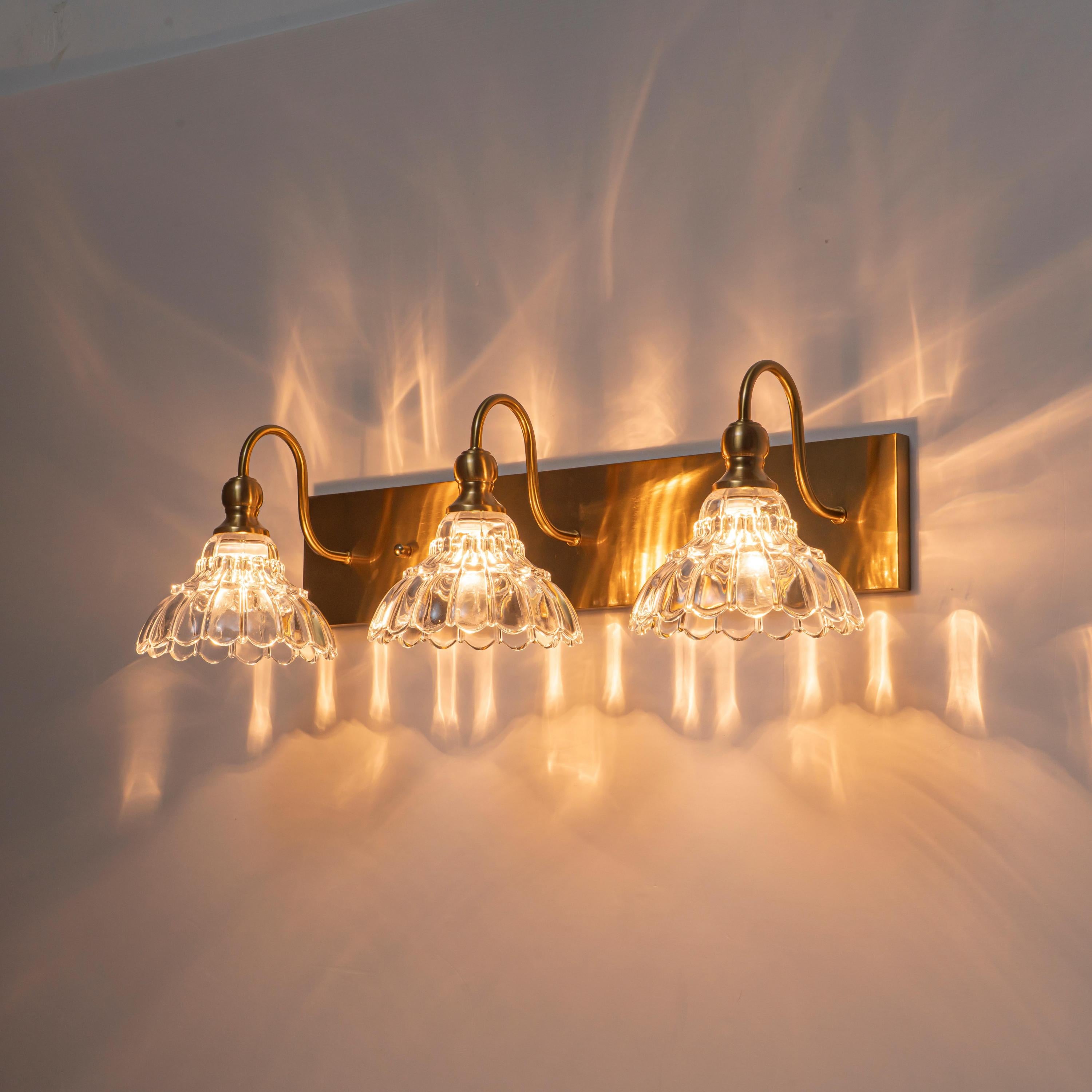 Glowlings 3/4-flammige Badezimmer-Waschtischleuchte im Vintage-Stil, Antik-Bronze, Glas, blumenförmig, über dem Spiegel