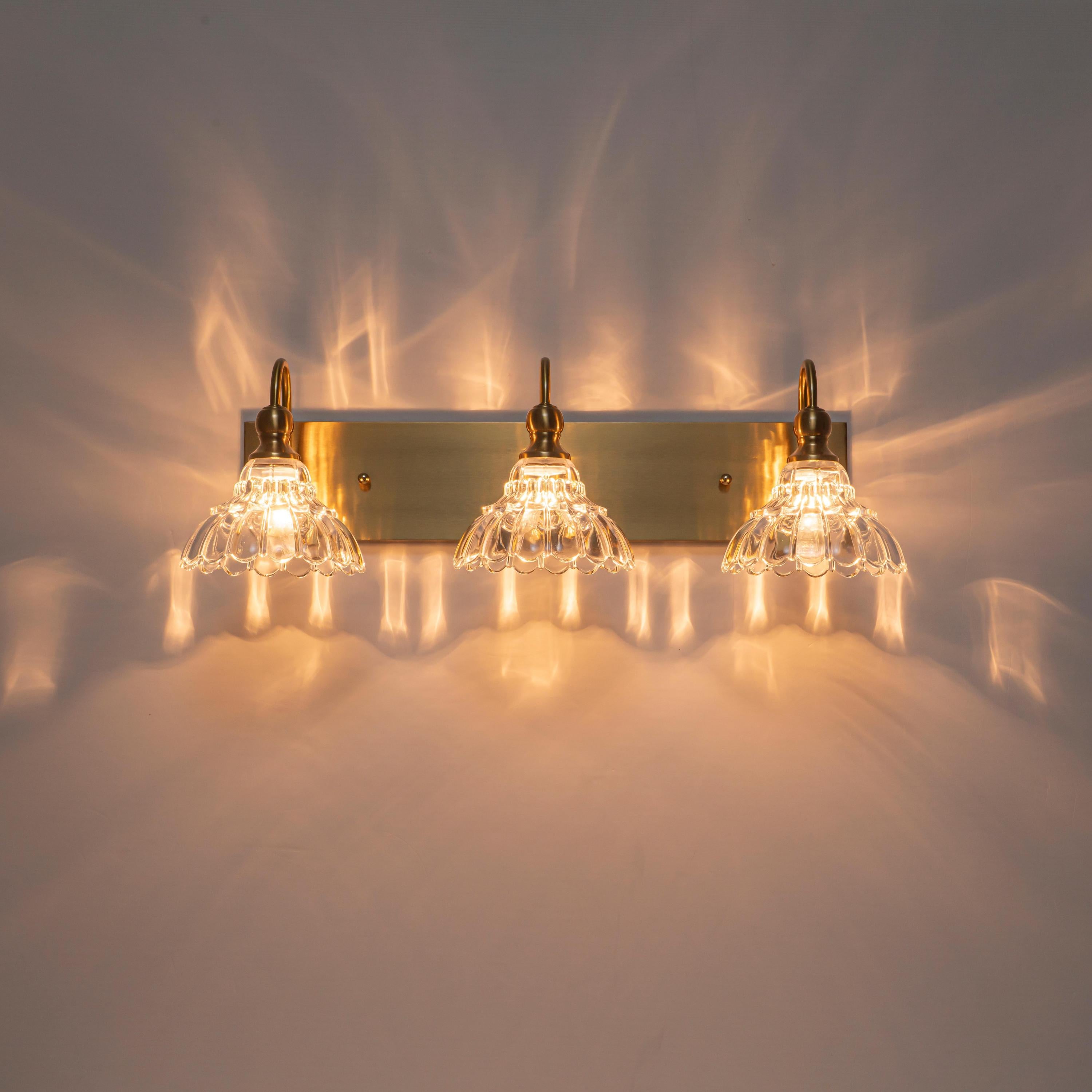Glowlings 3/4-flammige Badezimmer-Waschtischleuchte im Vintage-Stil, Antik-Bronze, Glas, blumenförmig, über dem Spiegel