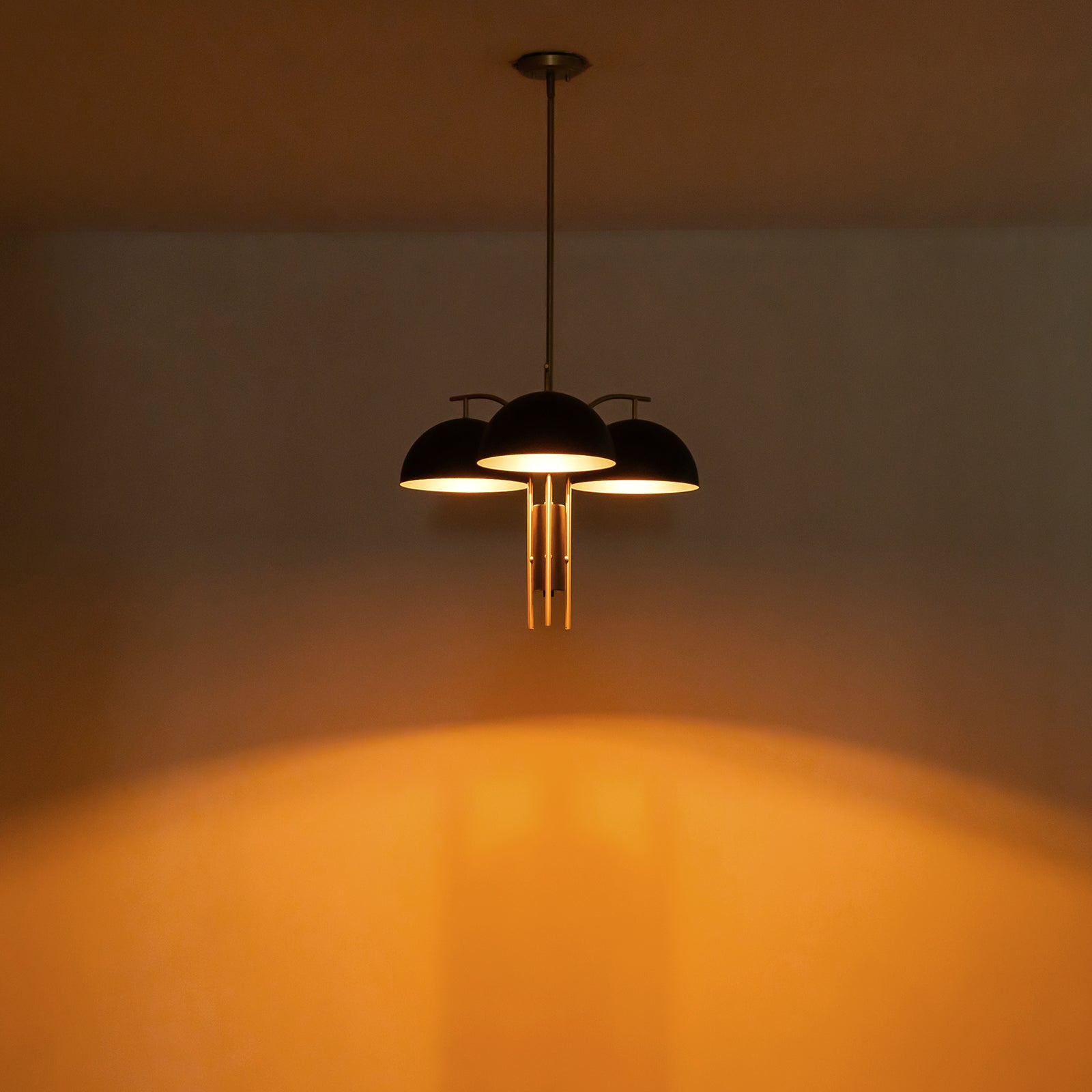 Glowlings 3-flammige, moderne, 61 cm breite, große, blattgoldene Sputnik-Pendelleuchte mit schwarzer Kuppel