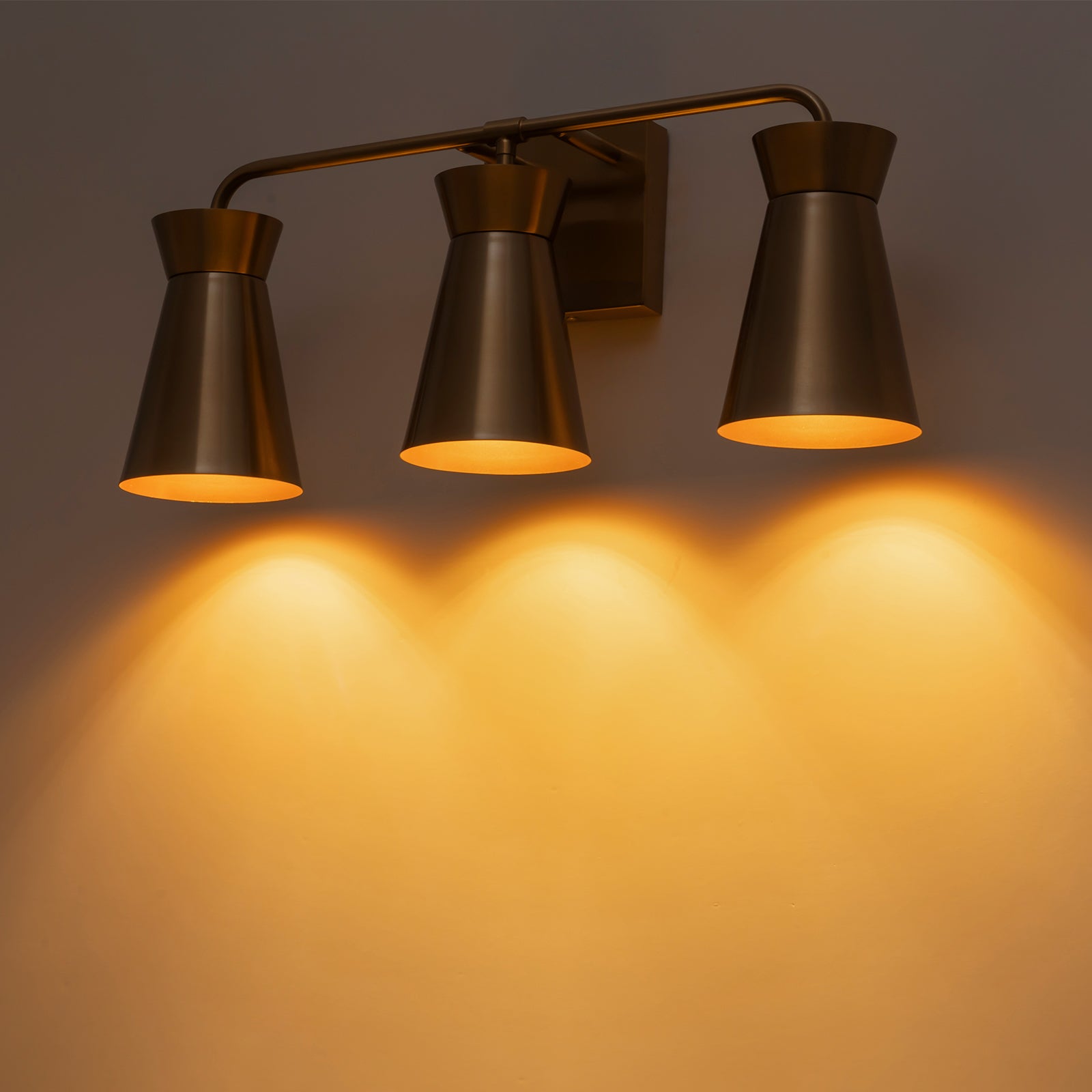 Glowlings 3-flammige, moderne, 55,9 cm breite, lineare Wandleuchte aus antikem Messing, kegelförmig, für Badezimmer, Waschtisch, Wandleuchte