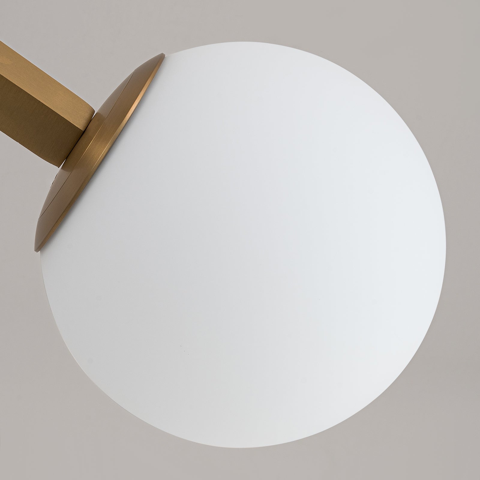 Glowlings 3-flammige, moderne 61 cm breite Opalglas-Kugel-Sputnik-Halbdeckenleuchte