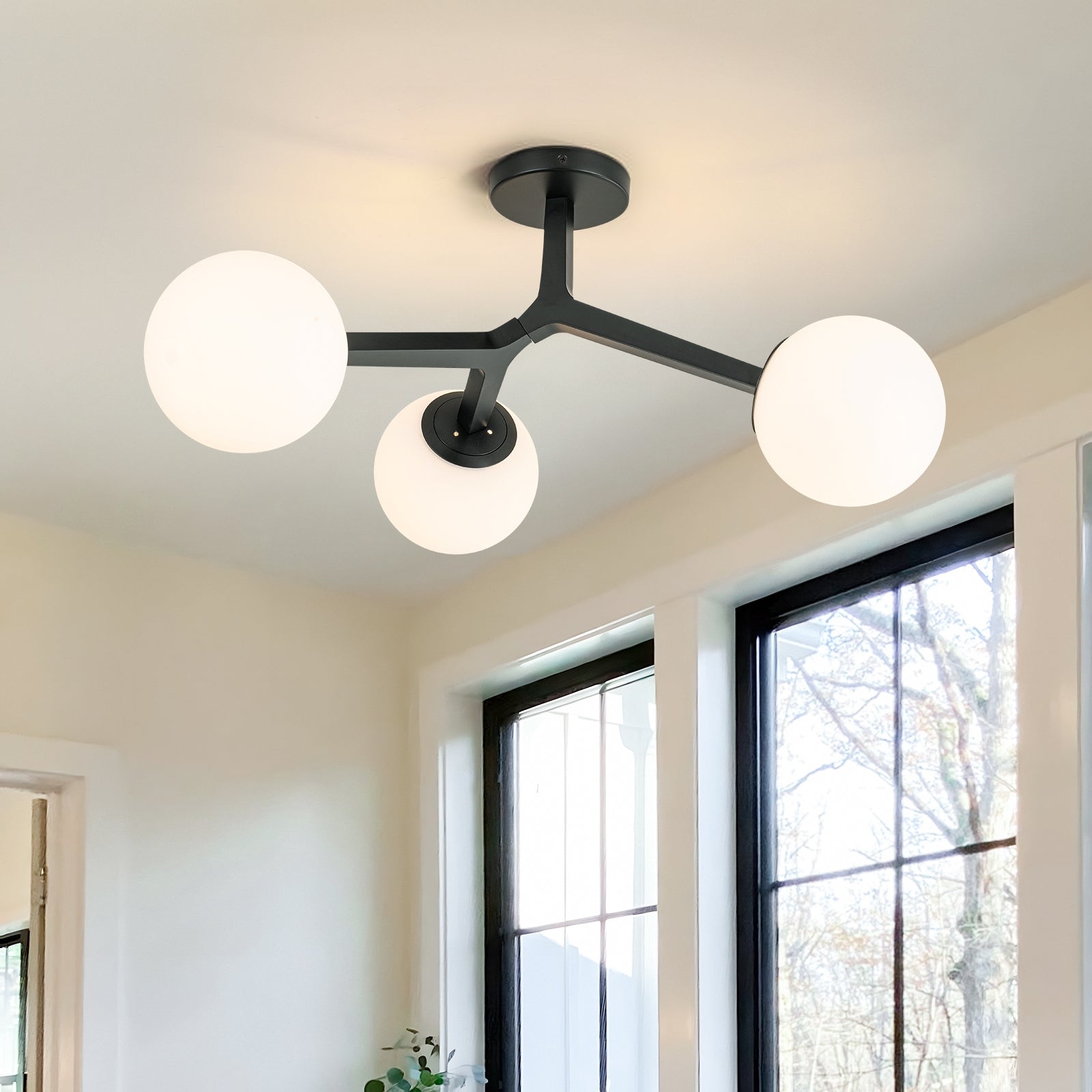 Glowlings 3-flammige, moderne 61 cm breite Opalglas-Kugel-Sputnik-Halbdeckenleuchte