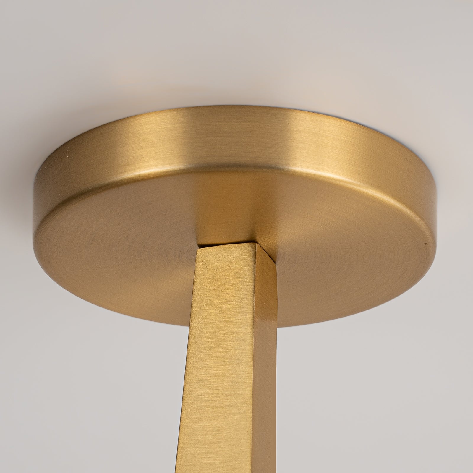 Glowlings 3-flammige, moderne 61 cm breite Opalglas-Kugel-Sputnik-Halbdeckenleuchte