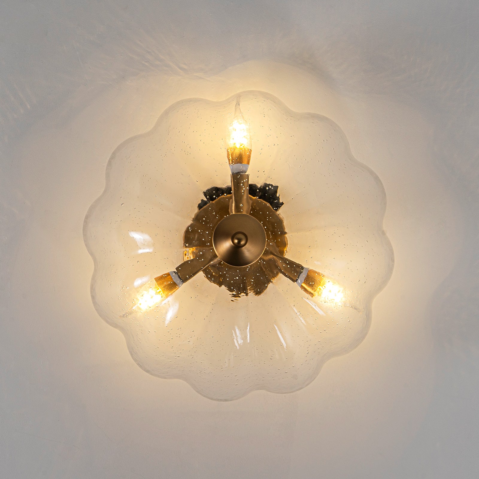 Glowlings 3-flammige, moderne, 40,6 cm breite, halbbündige Deckenleuchte aus gesätem Glas in Blumenform