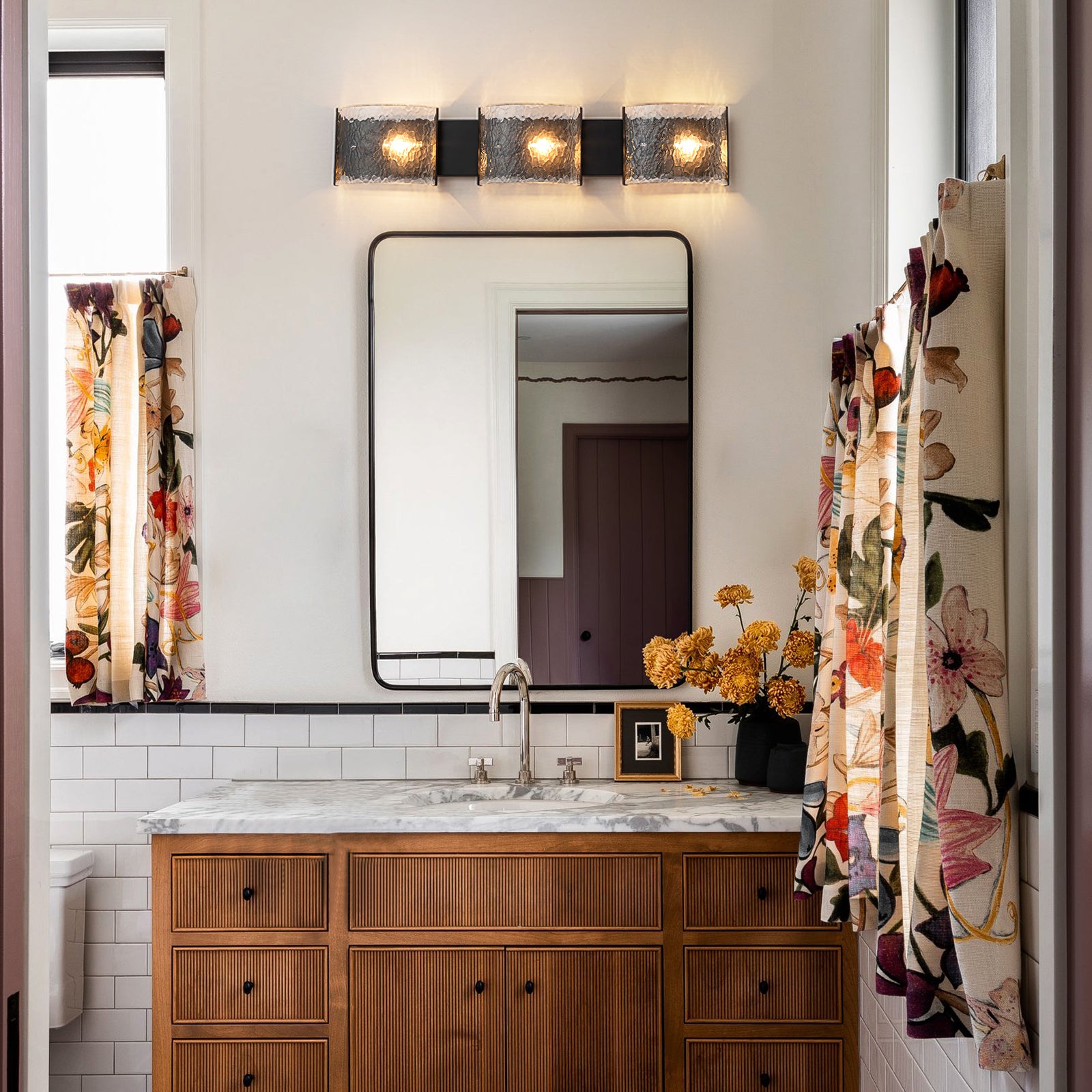 Leuchtende 3-flammige moderne Badezimmer-Waschtischleuchte mit Wasserwellen-Design aus klarem Glas
