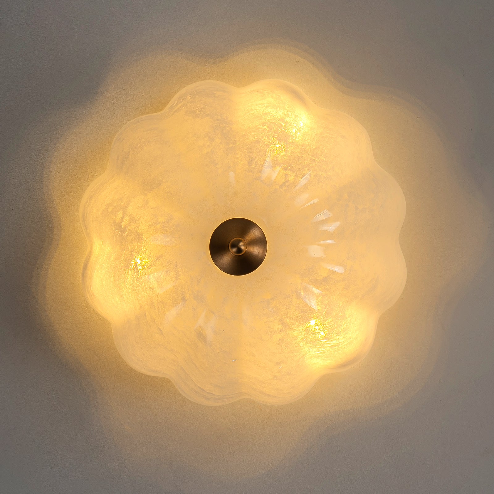 Glowlings 3-flammige Vintage-Deckenleuchte, 40,6 cm breit, mattiertes Wolkenglas, halbbündige Montage