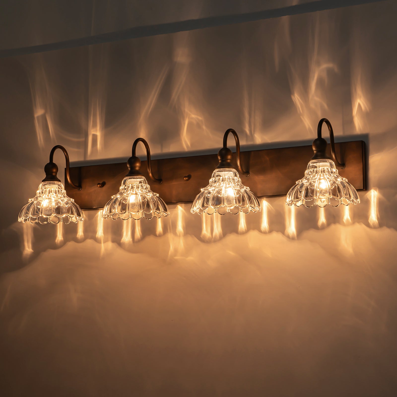 Glowlings 3/4-flammige Badezimmer-Waschtischleuchte im Vintage-Stil, Antik-Bronze, Glas, blumenförmig, über dem Spiegel