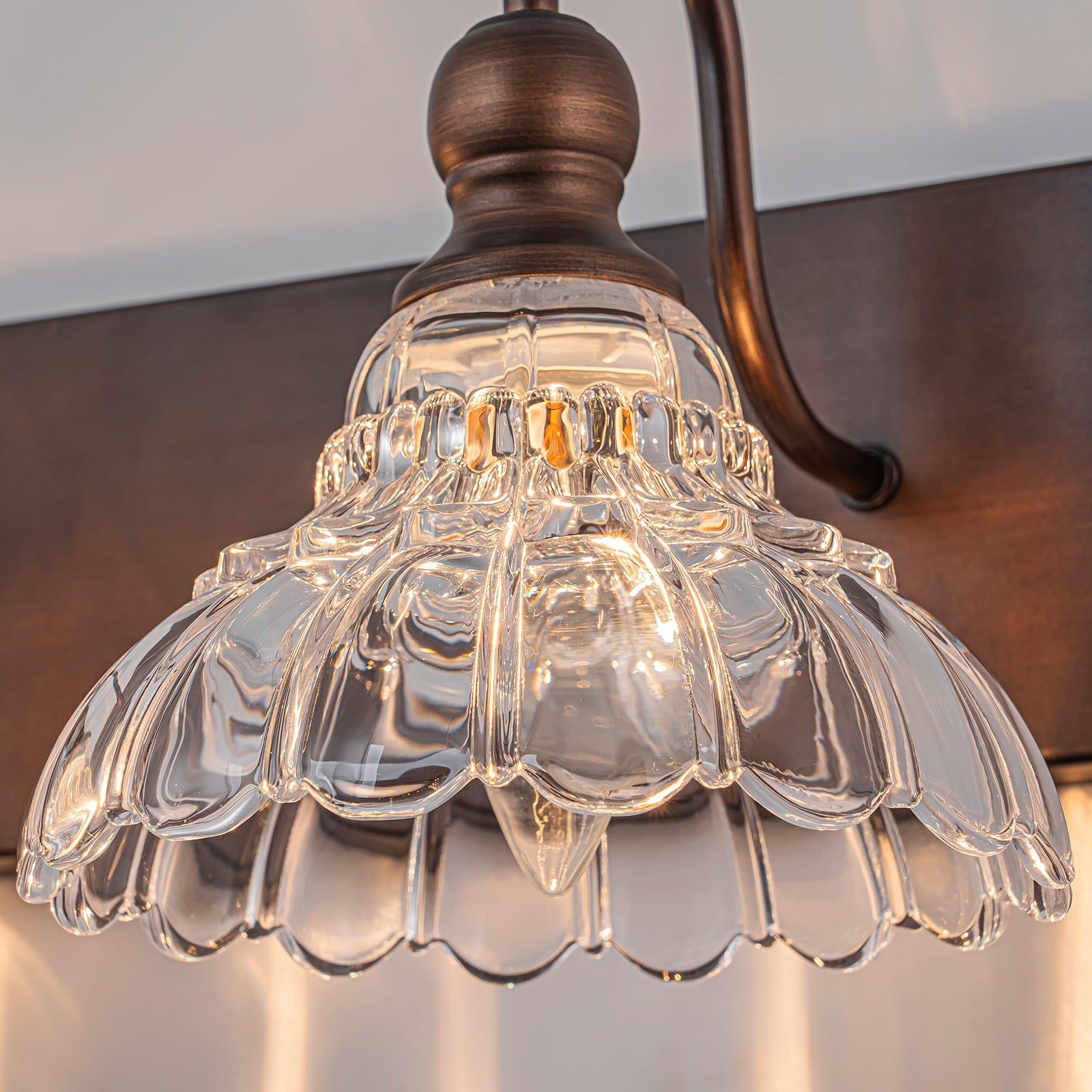 Glowlings 3/4-flammige Badezimmer-Waschtischleuchte im Vintage-Stil, Antik-Bronze, Glas, blumenförmig, über dem Spiegel