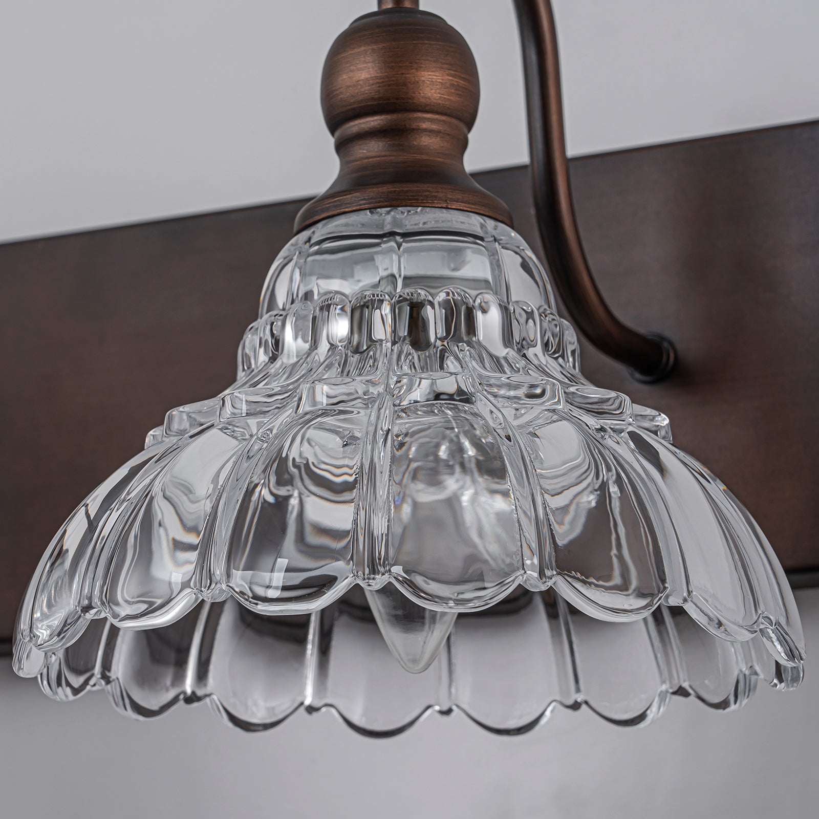 Glowlings 3/4-flammige Badezimmer-Waschtischleuchte im Vintage-Stil, Antik-Bronze, Glas, blumenförmig, über dem Spiegel