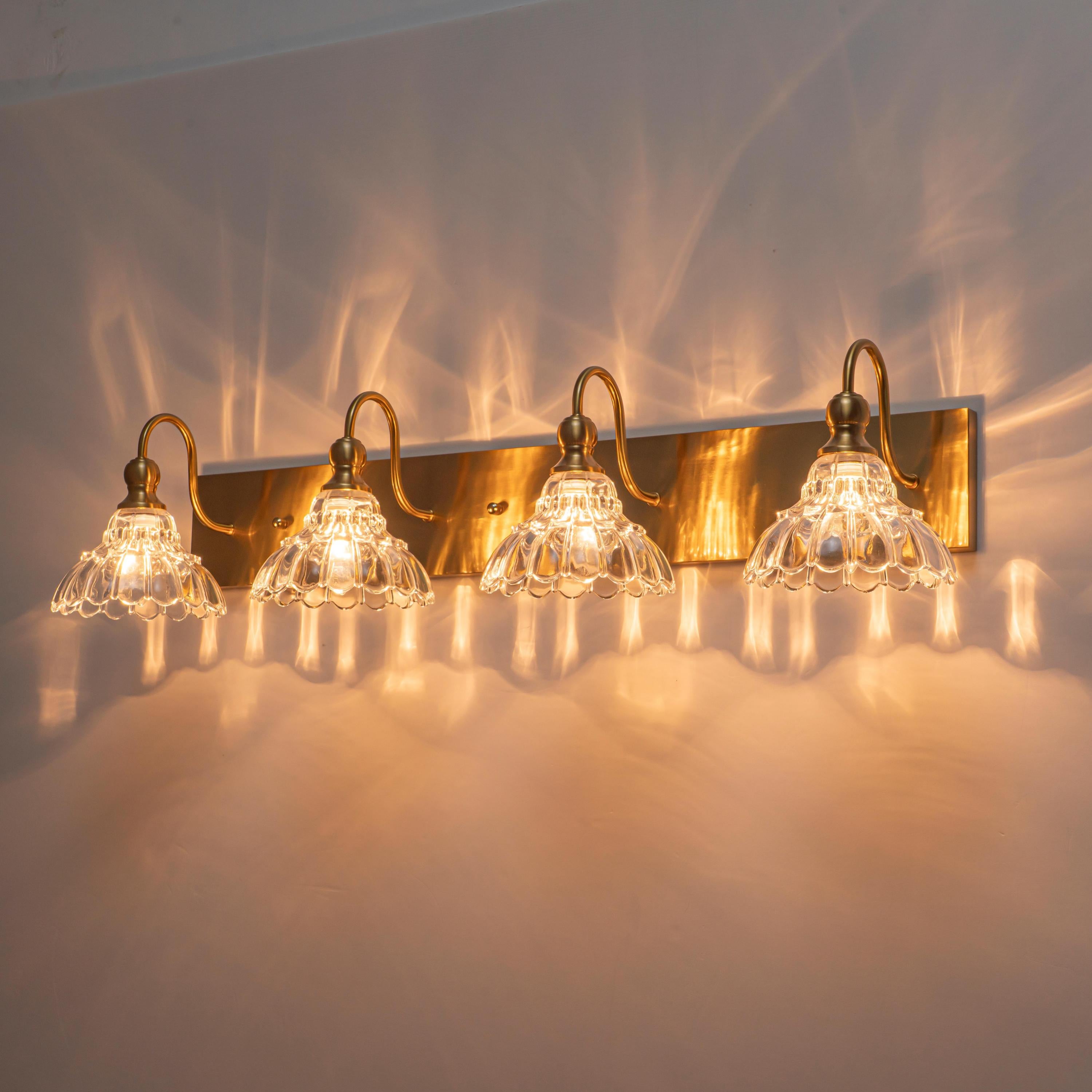 Glowlings 3/4-flammige Badezimmer-Waschtischleuchte im Vintage-Stil, Antik-Bronze, Glas, blumenförmig, über dem Spiegel