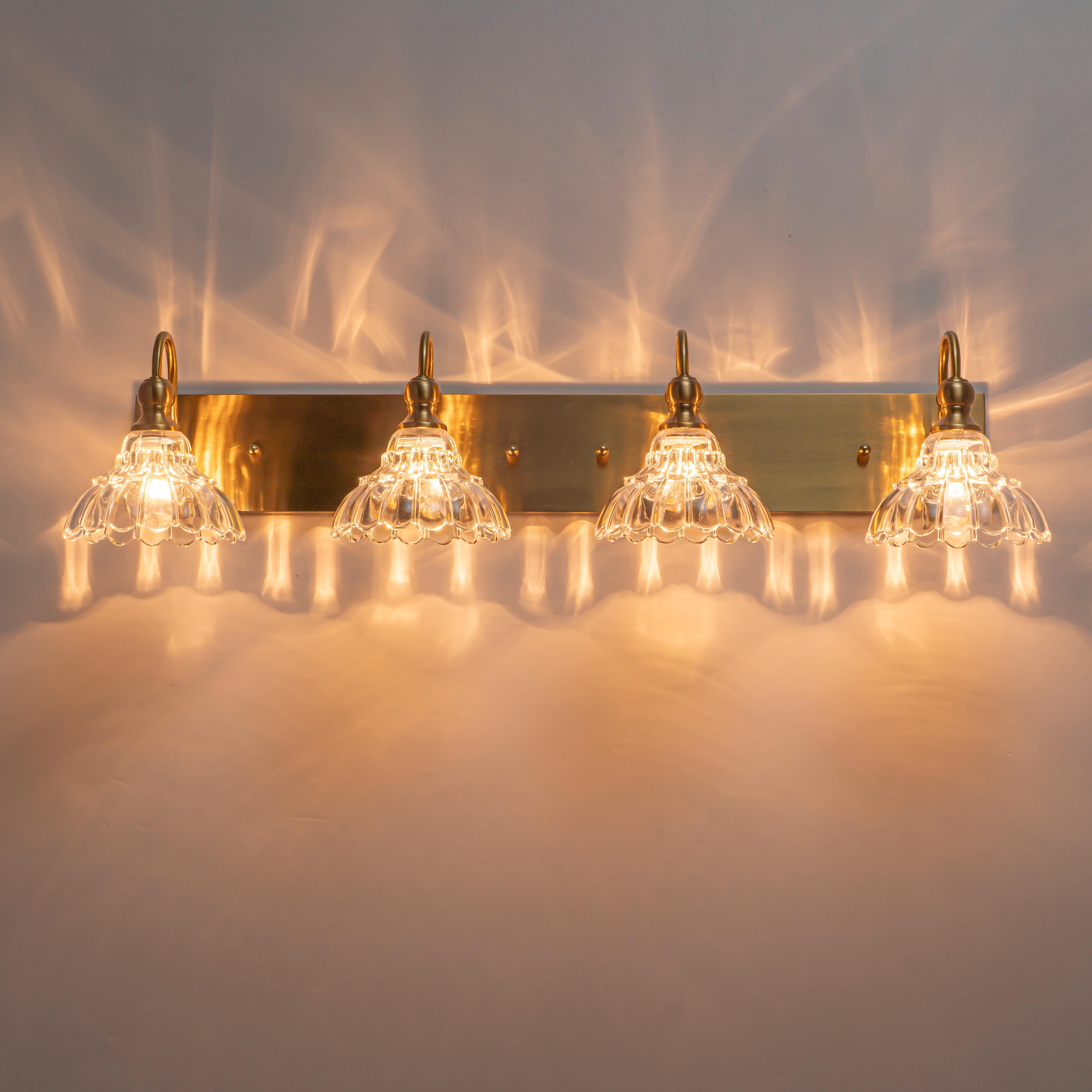 Glowlings 3/4-flammige Badezimmer-Waschtischleuchte im Vintage-Stil, Antik-Bronze, Glas, blumenförmig, über dem Spiegel
