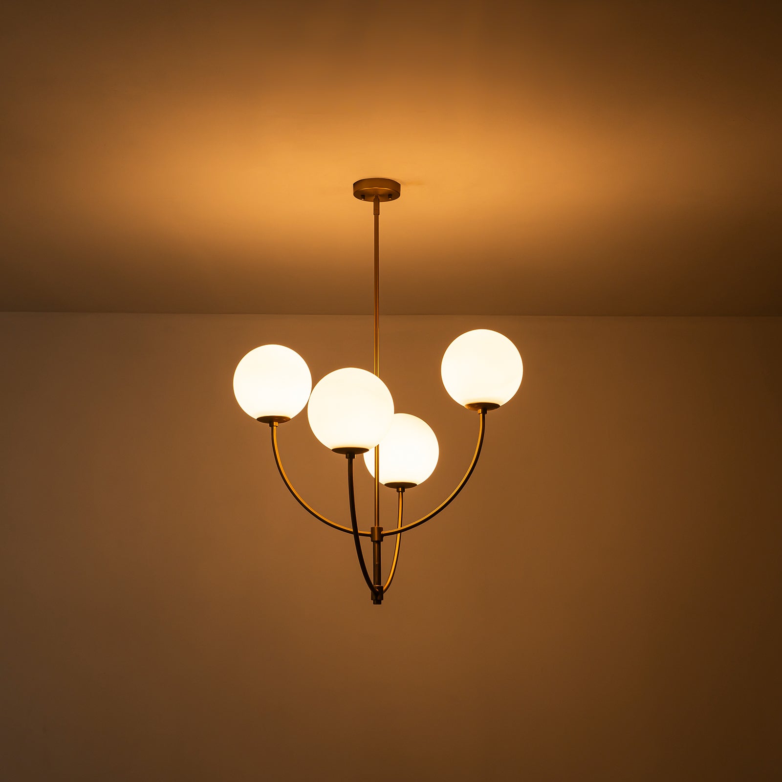 Glowlings 4-flammiger moderner 29" breiter großer Messing-Kronleuchter mit gebogenem Arm und Opalglaskugel