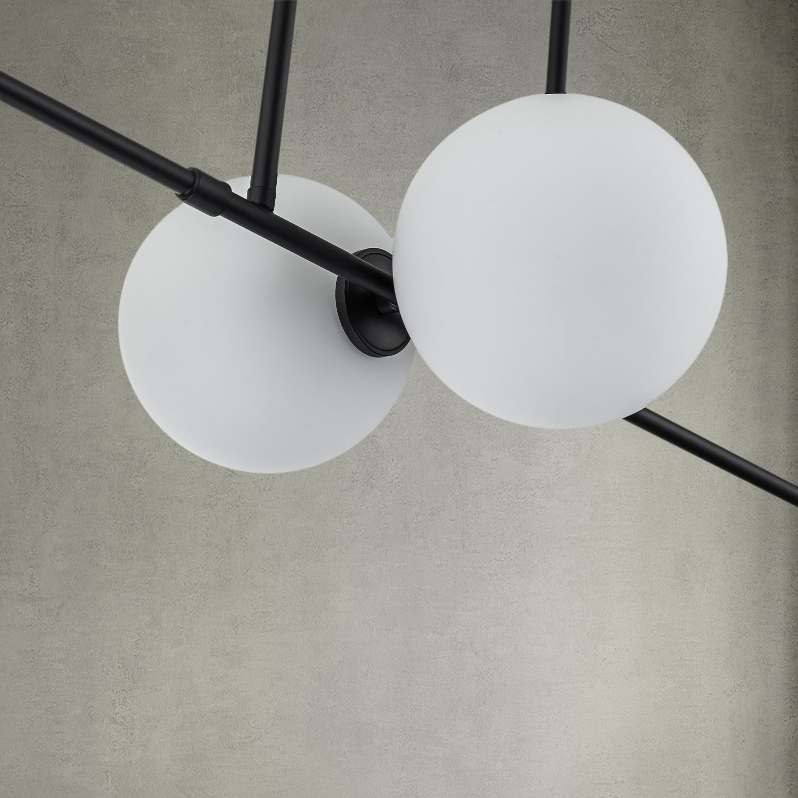 Glowlings 4-flammige, moderne, glamouröse Kugel-Pendelleuchte aus Opalglas mit schwarzem Finish, lineare Pendelleuchte für Esszimmer, Kücheninsel