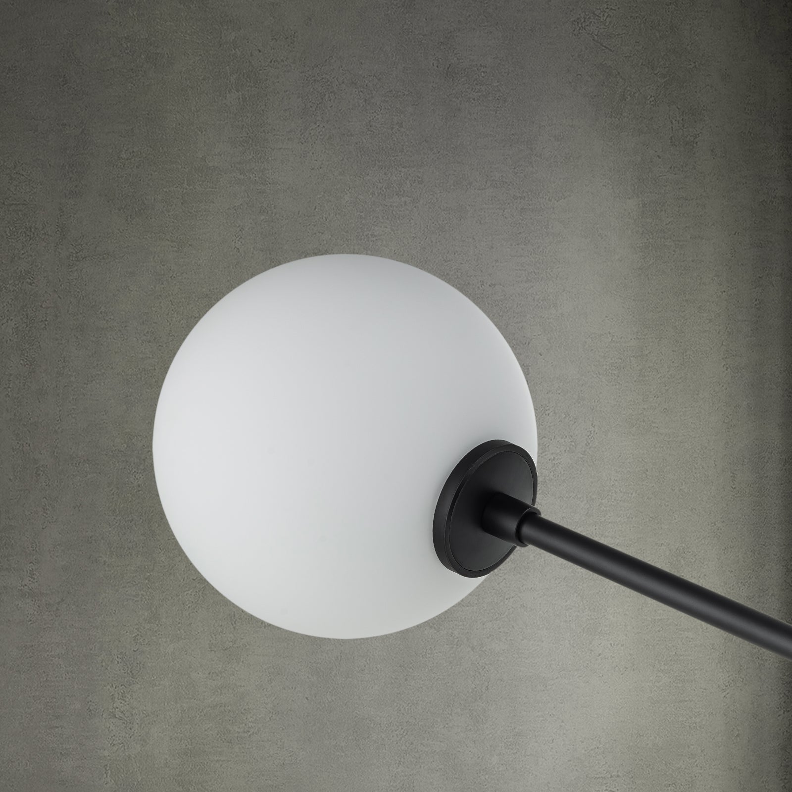 Glowlings 4-flammige, moderne, glamouröse Kugel-Pendelleuchte aus Opalglas mit schwarzem Finish, lineare Pendelleuchte für Esszimmer, Kücheninsel
