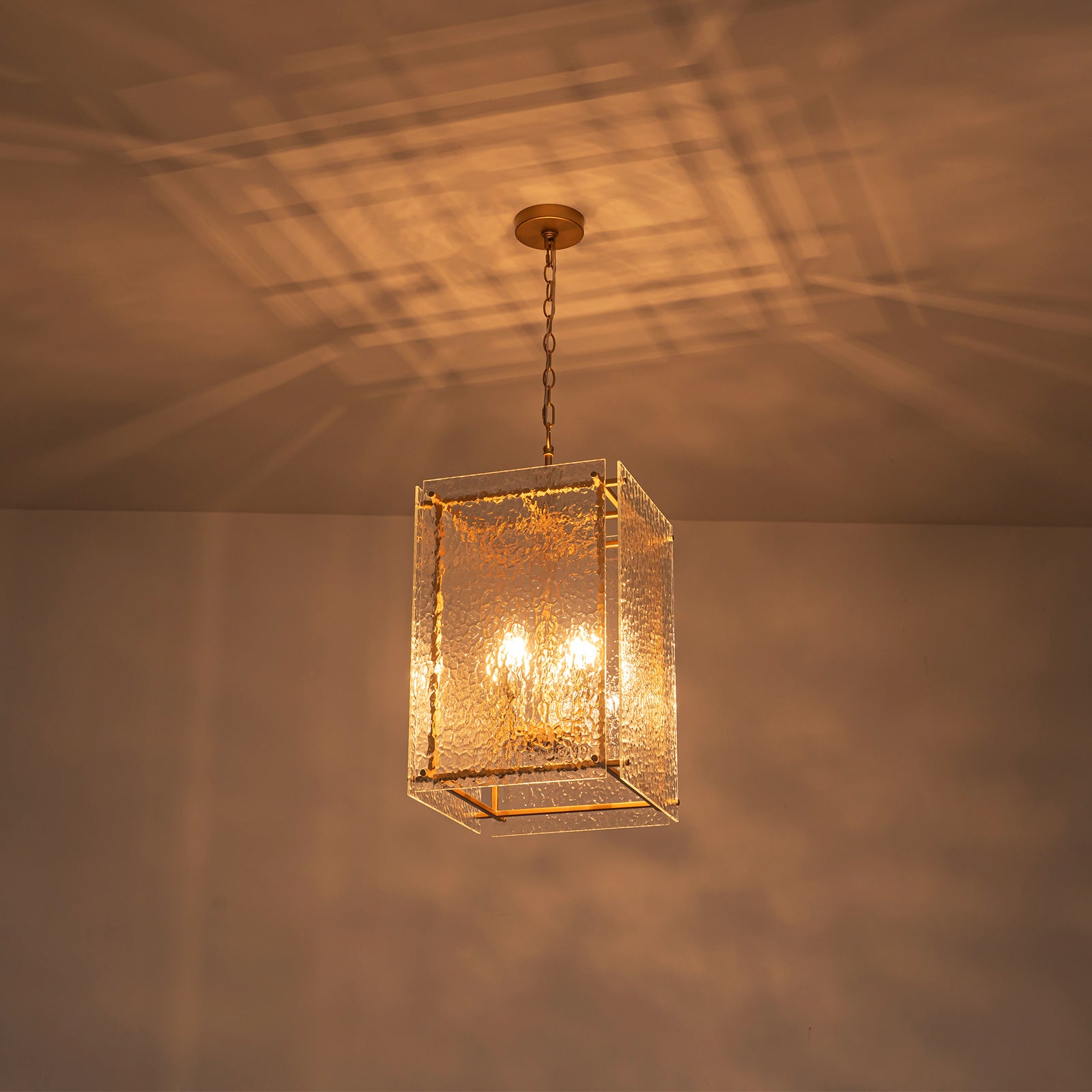 Glowlings 4-flammige moderne goldene quadratische Struktur-Hammerglas-Laterne für die Küche