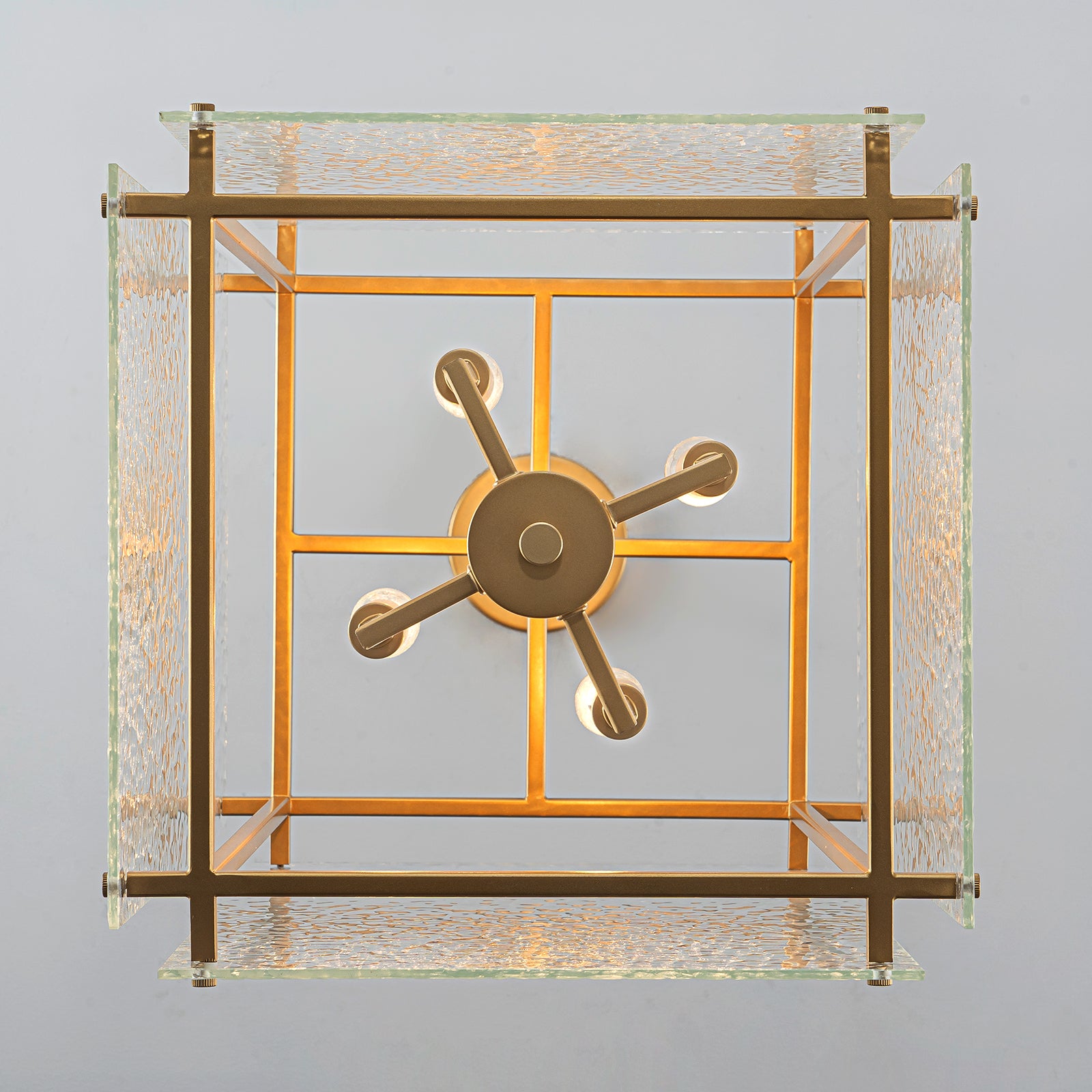 Glowlings 4-flammige moderne goldene quadratische Struktur-Hammerglas-Laterne für die Küche