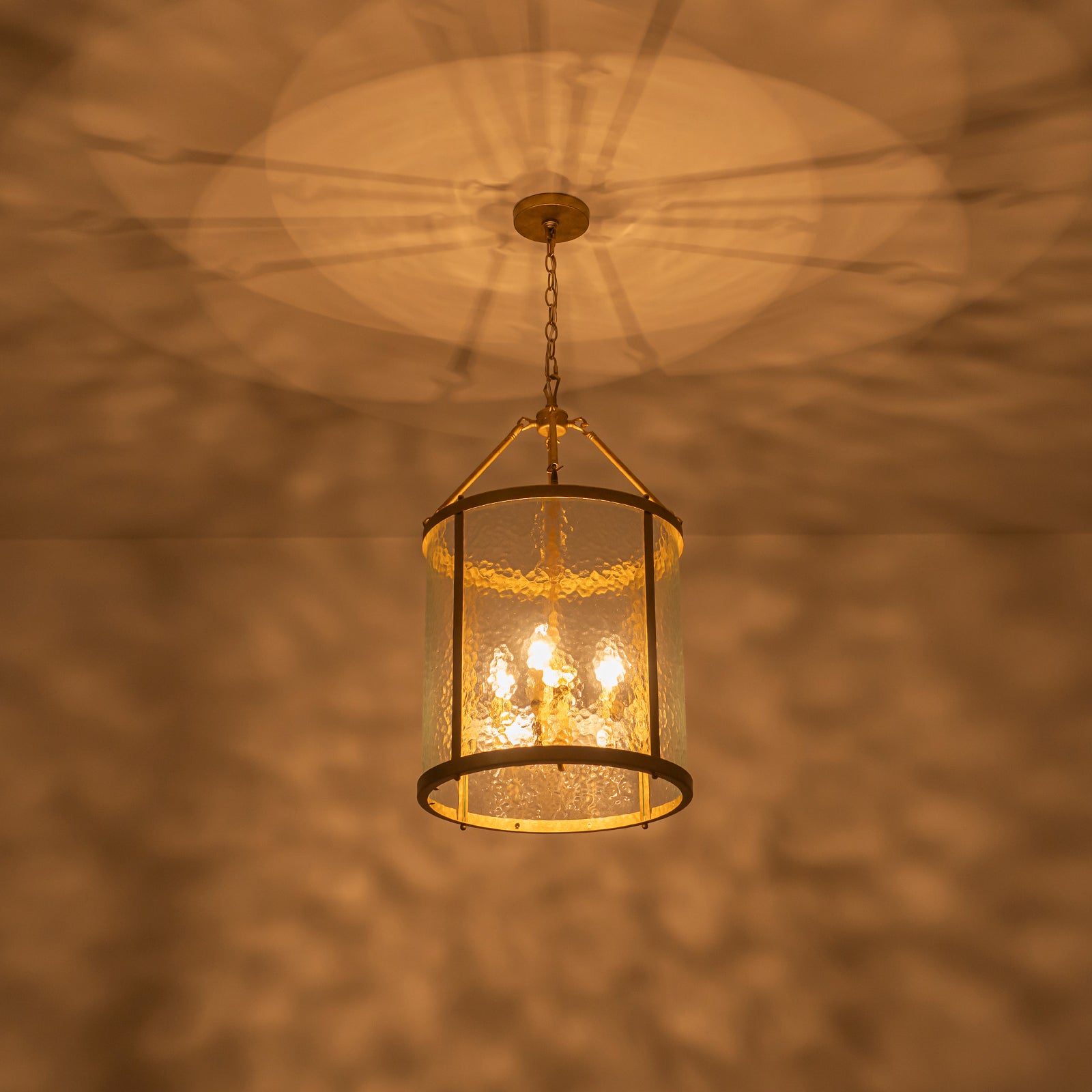 Glowlings 4-flammiger moderner 16" breiter geriffelter Glas-Zylinder-Laternen-Kronleuchter