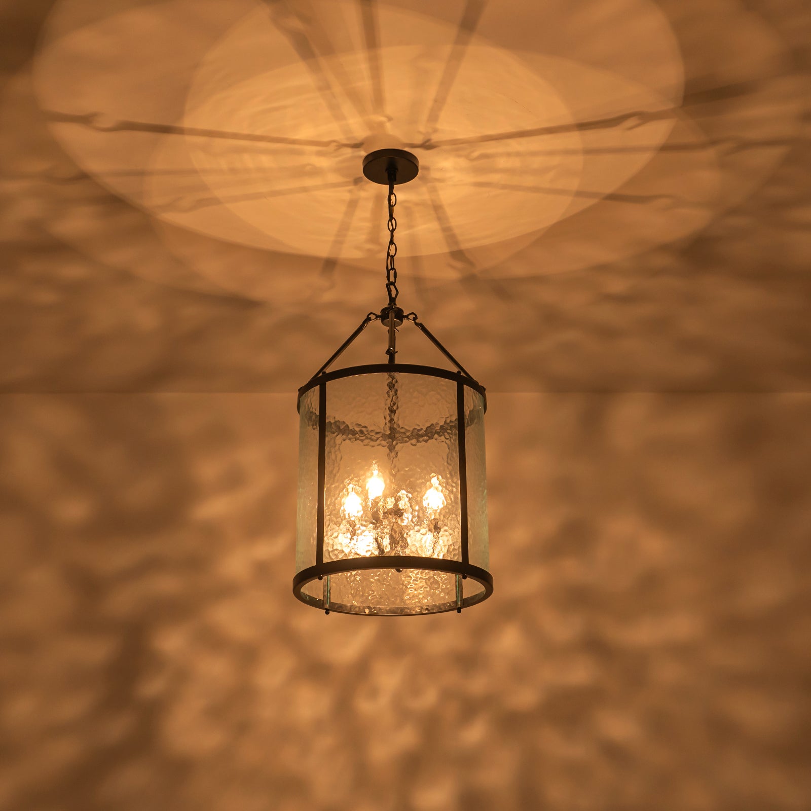 Glowlings 4-flammiger moderner 16" breiter geriffelter Glas-Zylinder-Laternen-Kronleuchter