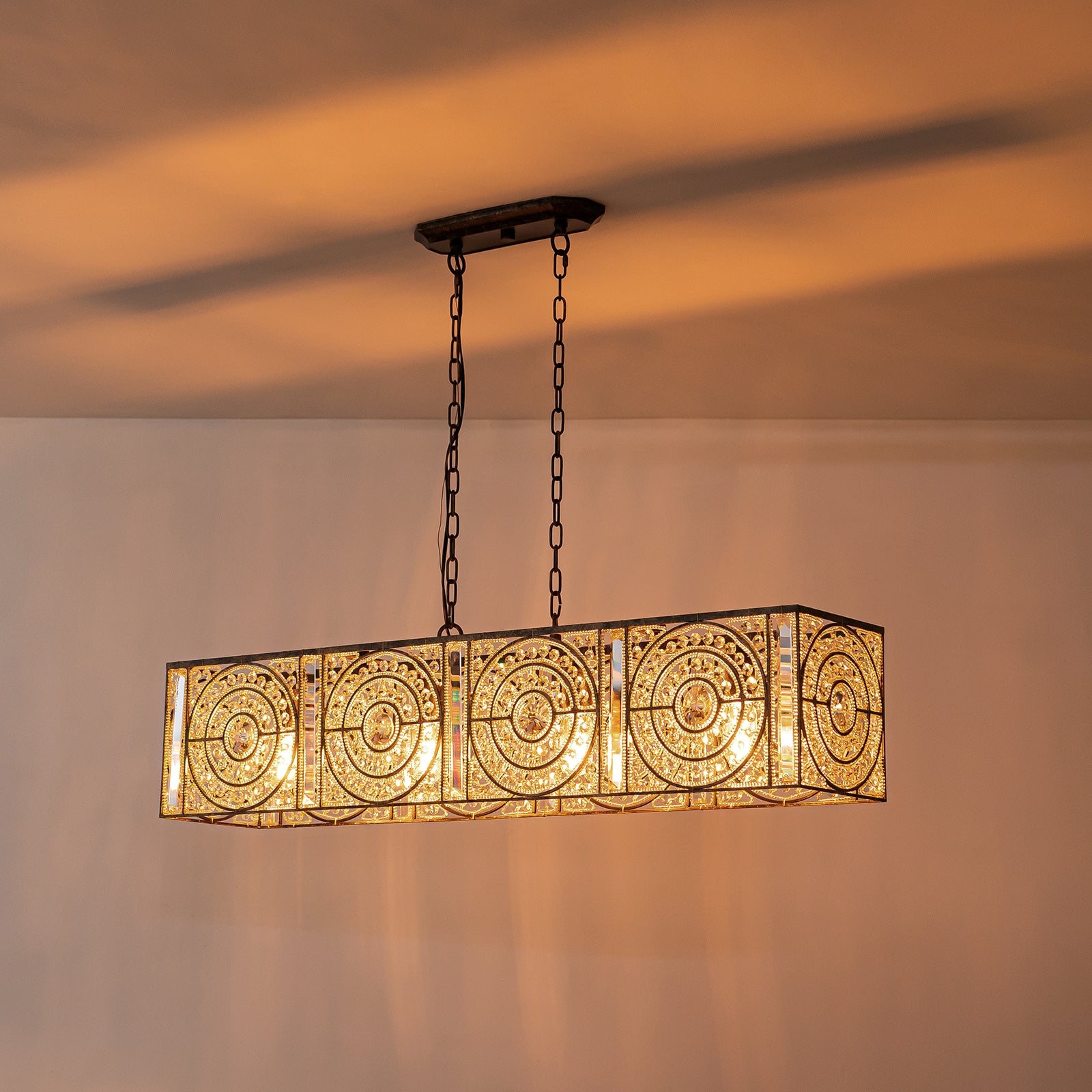 Glowlings 4-flammiger Vintage-Kronleuchter mit großem, rechteckigem Kristall in Antik-Bronze, 106,7 cm breit