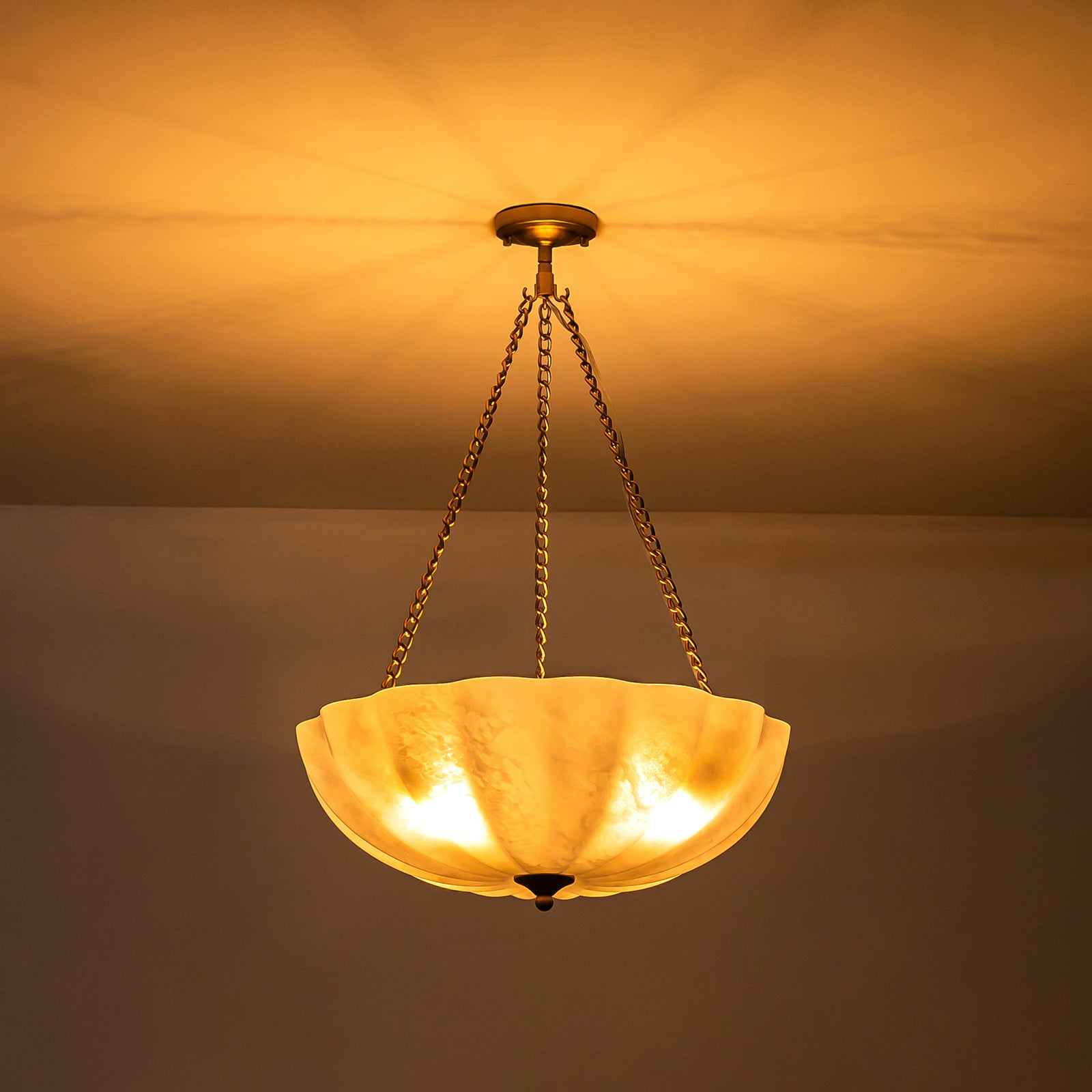 Glowlings 4-flammiger Vintage-Kronleuchter in Blumenform, 53,3 cm breit, Milchglas