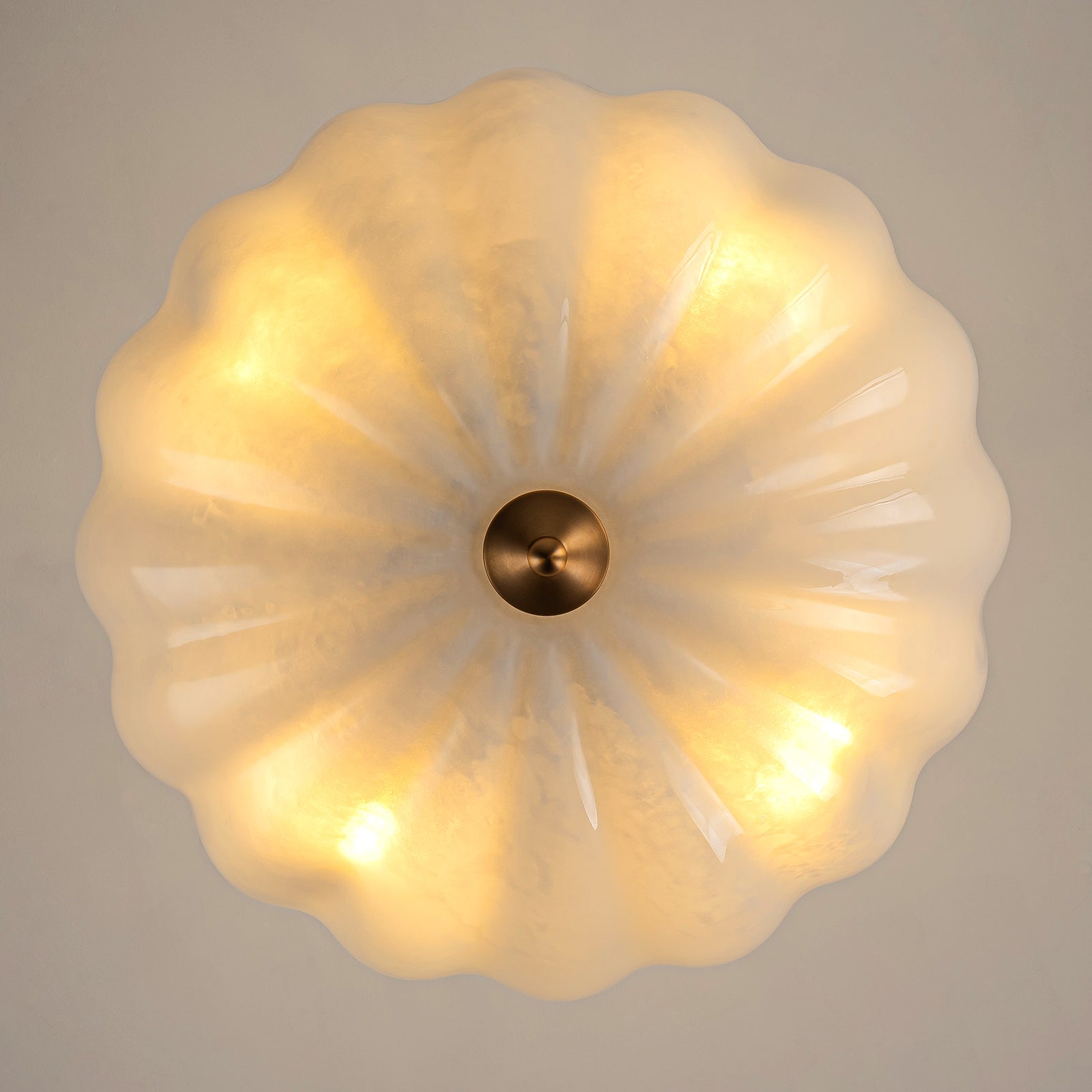 Glowlings 4-flammiger Vintage-Kronleuchter in Blumenform, 53,3 cm breit, Milchglas